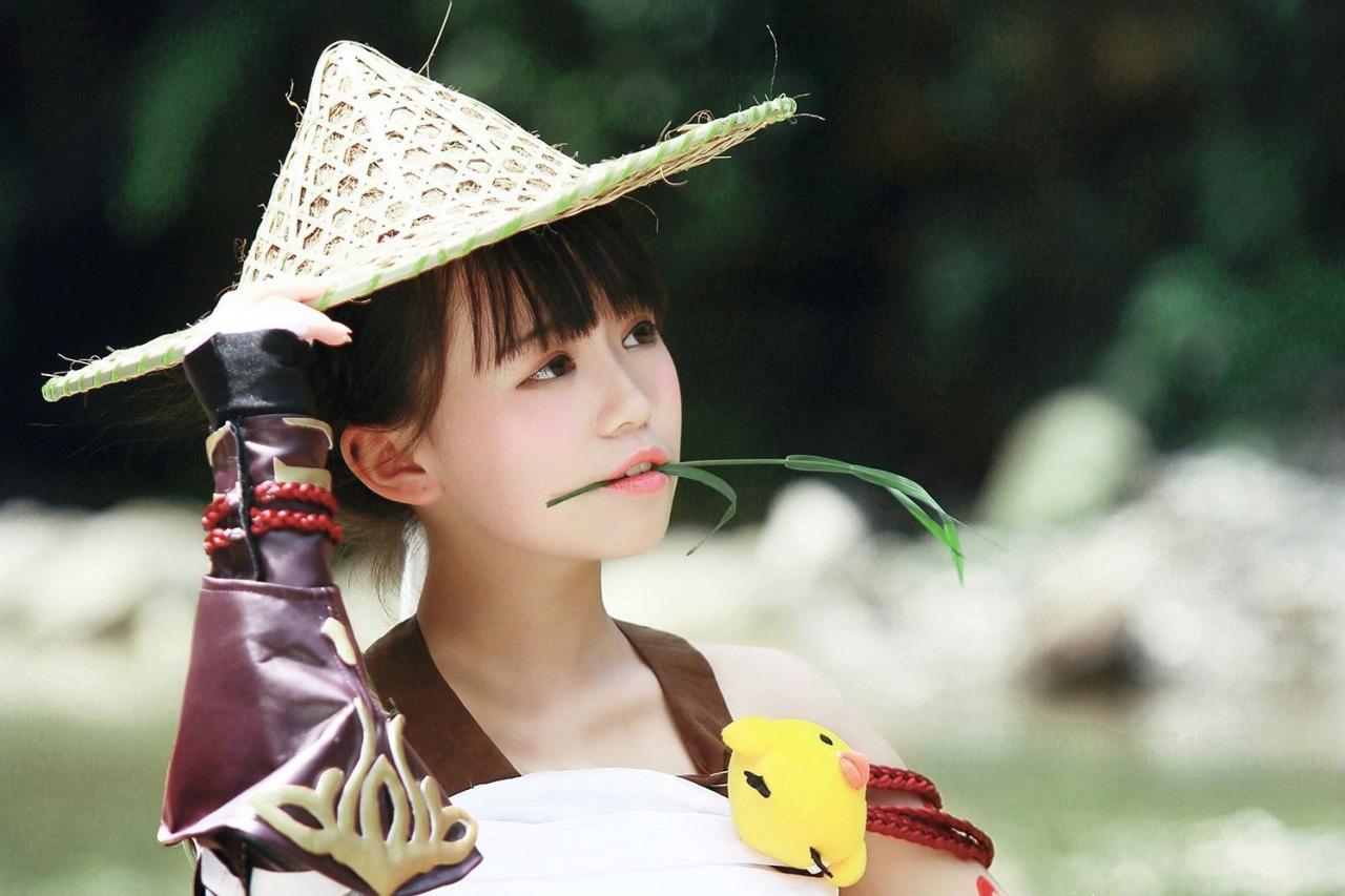 修老虎扮演丐帮萝莉戴着草帽，嘴里叼着草叶上半身照