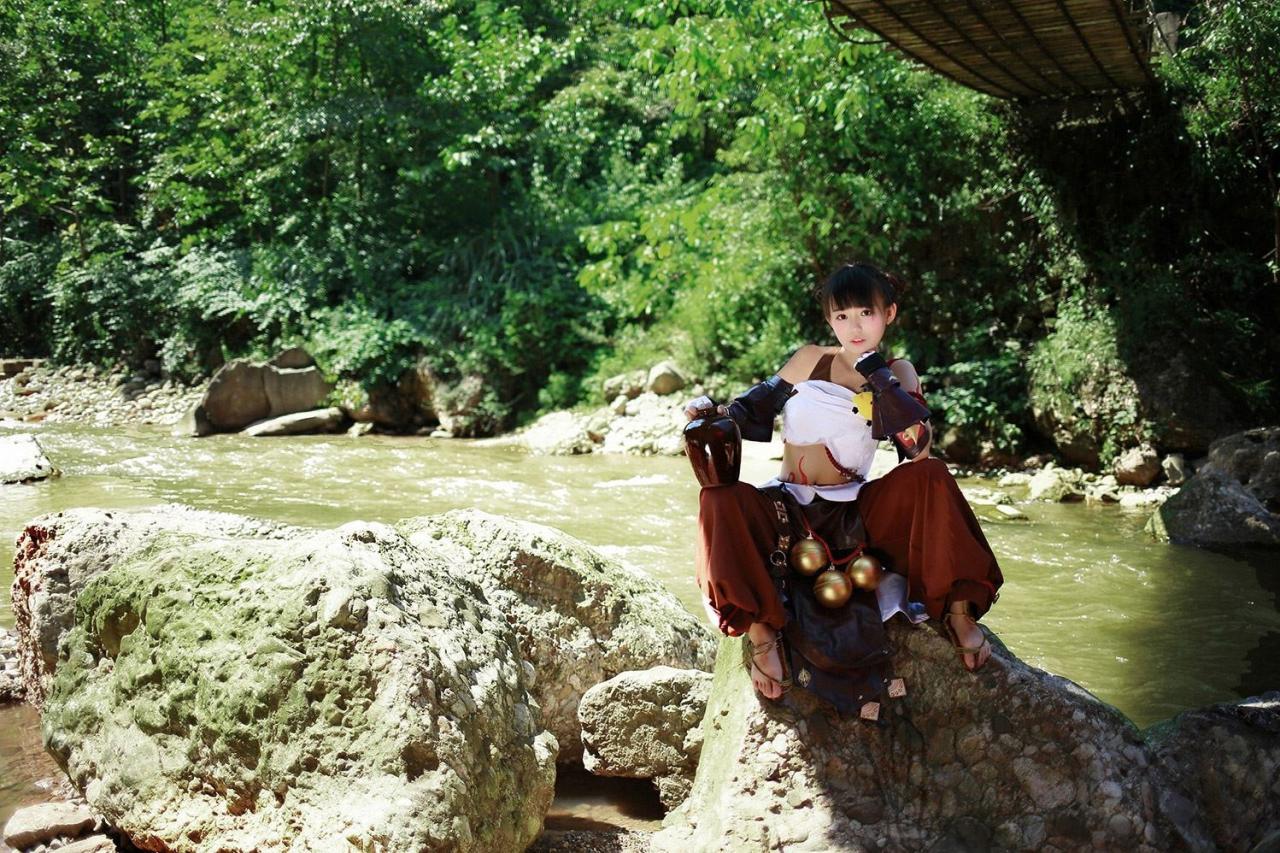 修老虎扮演丐帮萝莉提着酒瓶坐在石头上