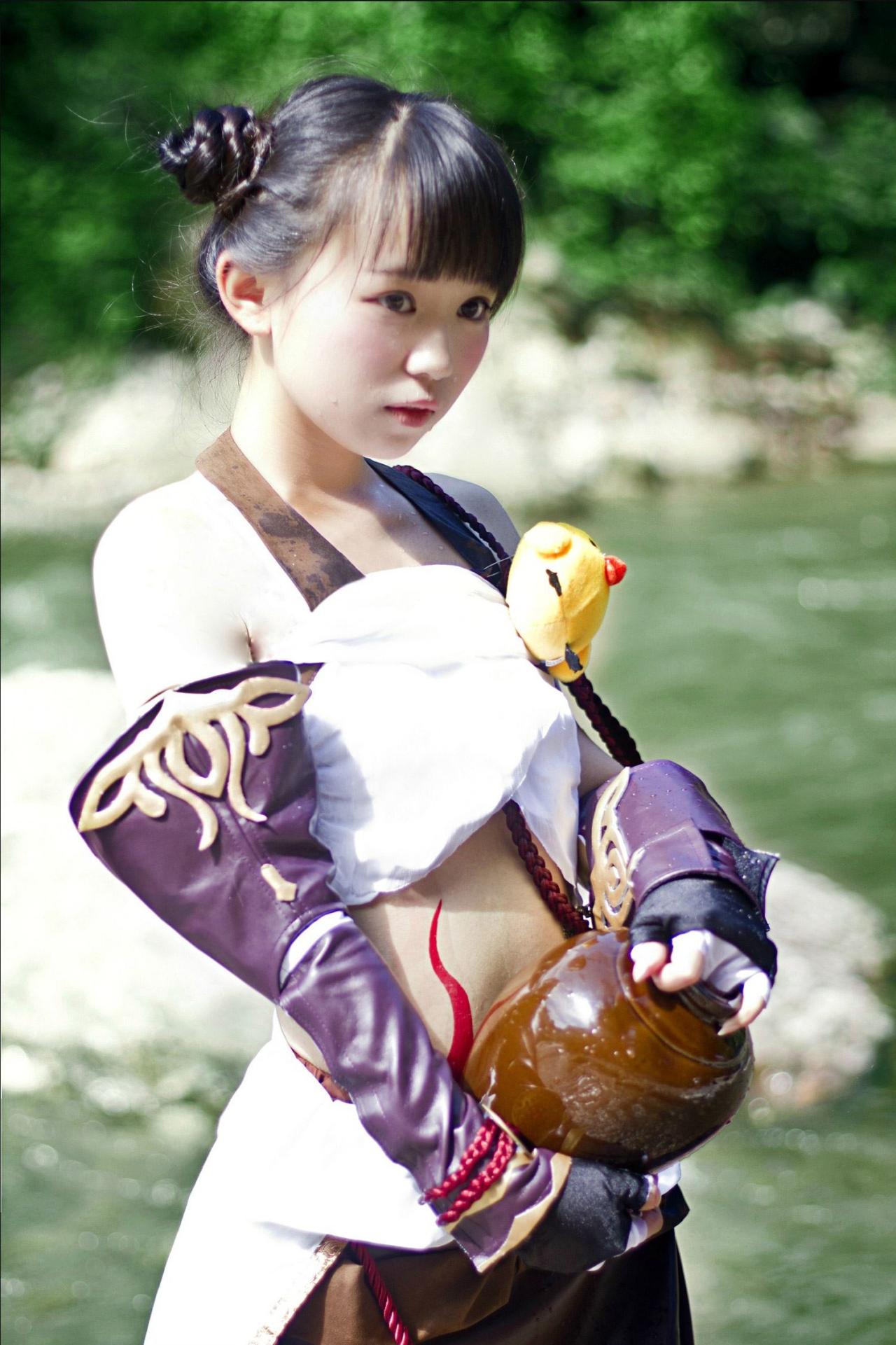 修老虎扮演丐帮萝莉提着酒壶羞答答的站姿