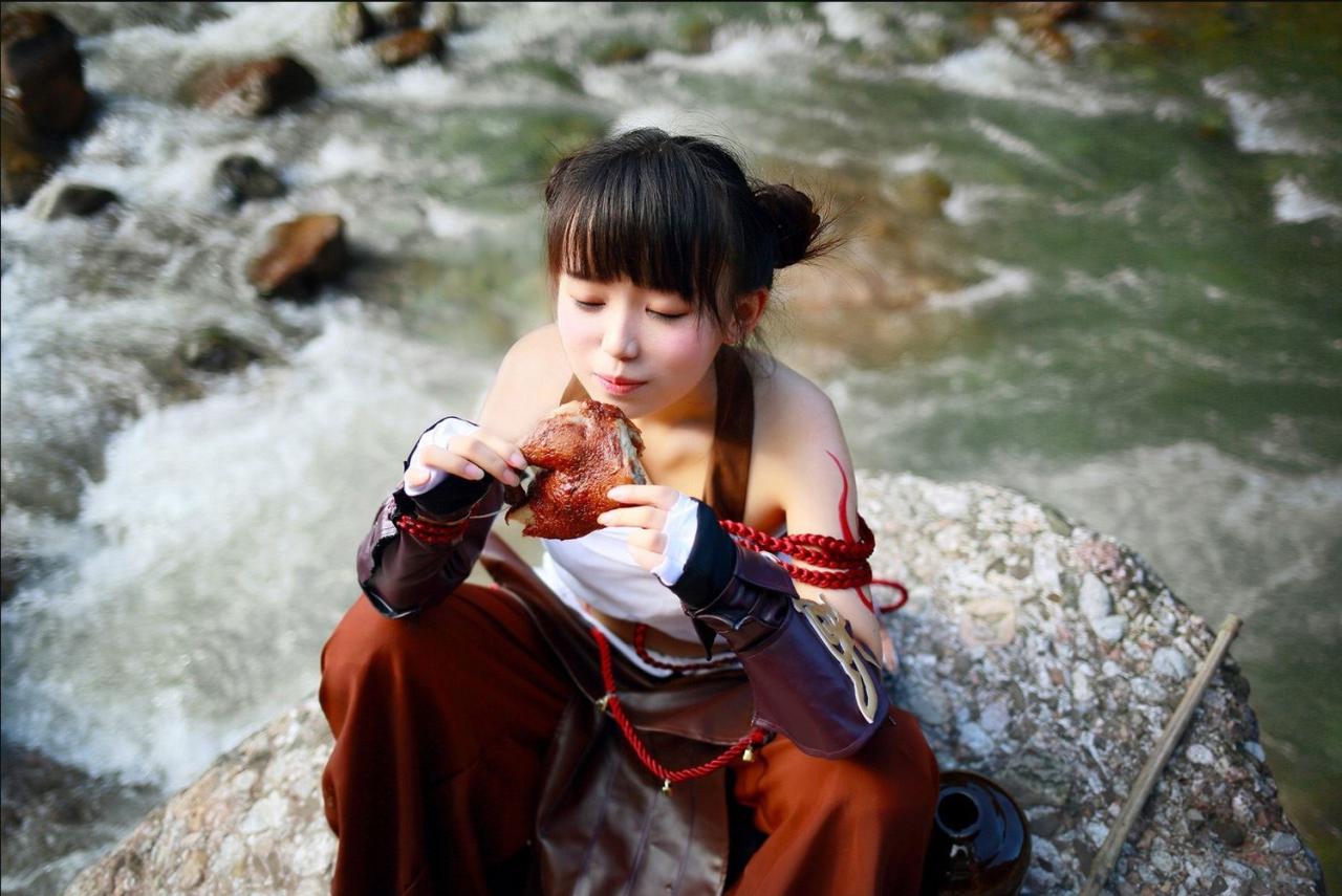 修老虎扮演丐帮萝莉双手捧着烧鸡，用鼻子轻轻嗅烧鸡时陶醉的神情