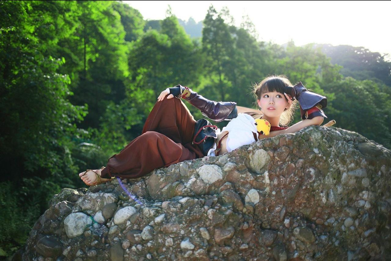 修老虎扮演丐帮萝莉用手撑着脑袋斜靠在石凳上远身照