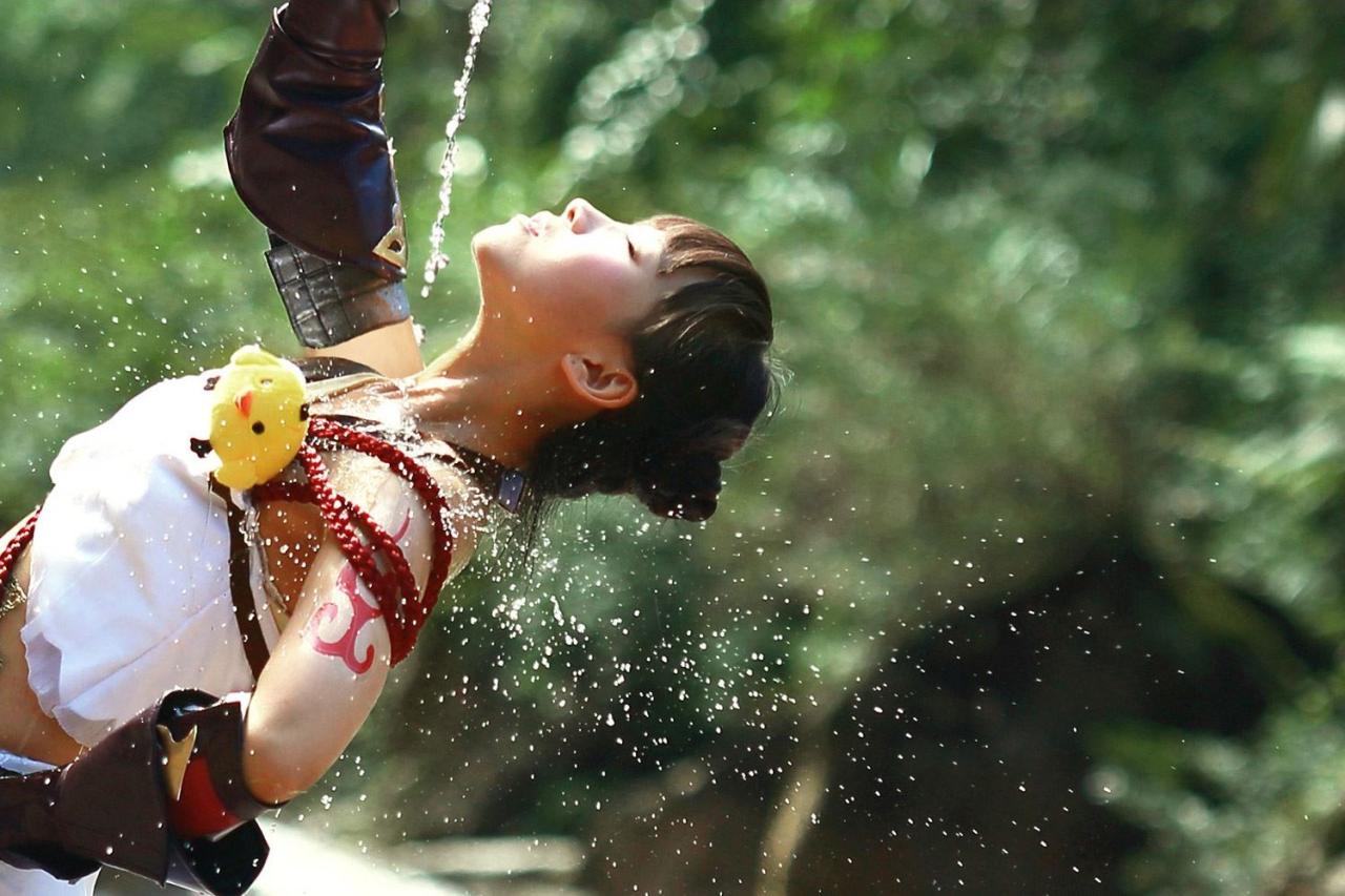 修老虎扮演丐帮萝莉拿着酒瓶，醍醐灌顶的姿势，上半身特写