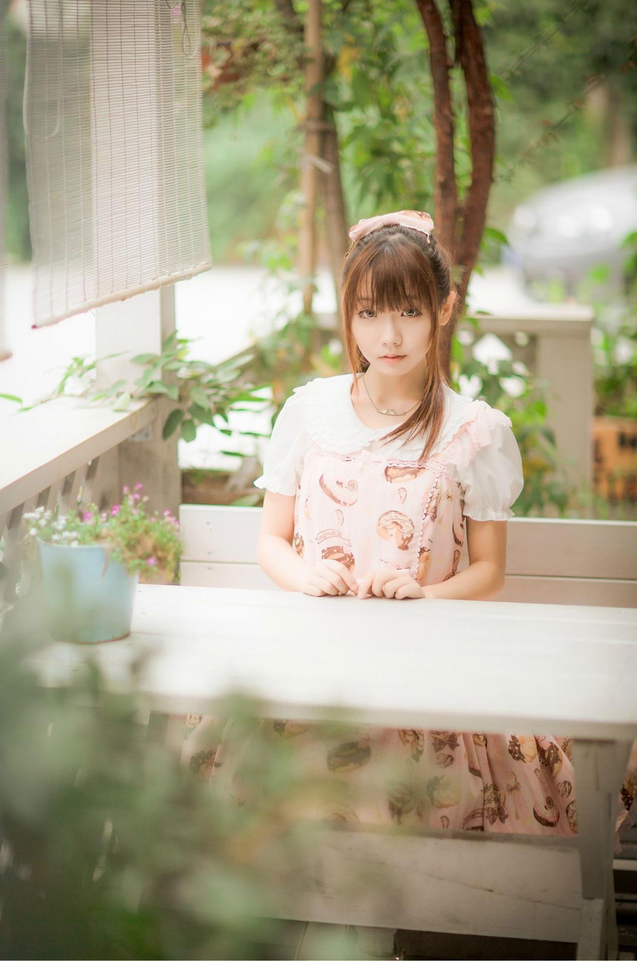 圆辛子端坐在椅子上