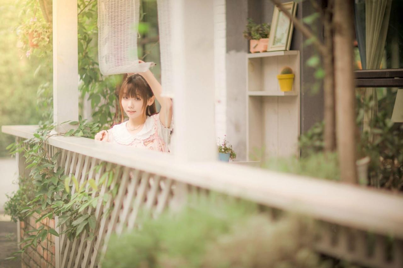 圆辛子轻轻撩起帘子