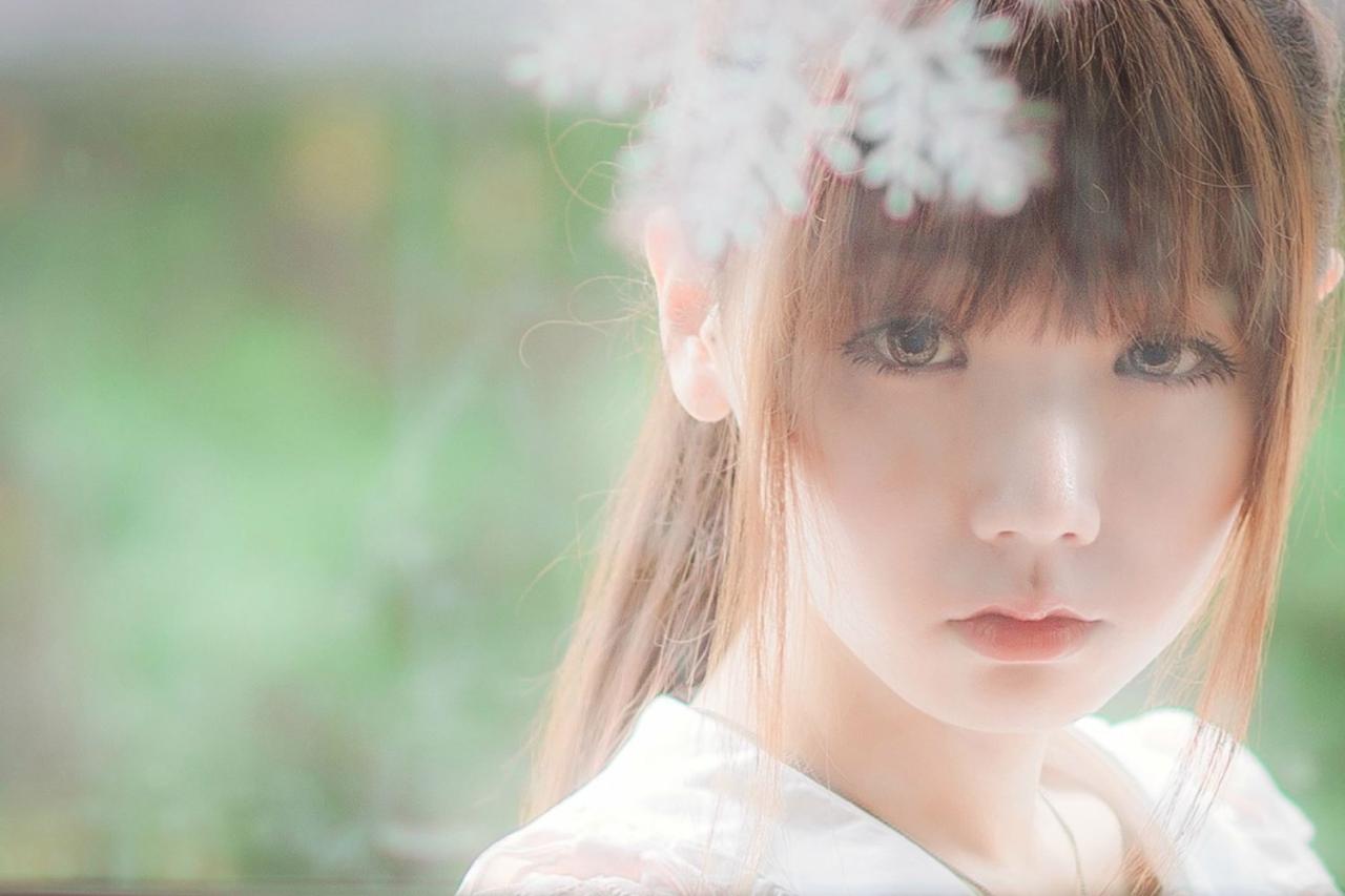 圆辛子在花叶背后的脸部特写