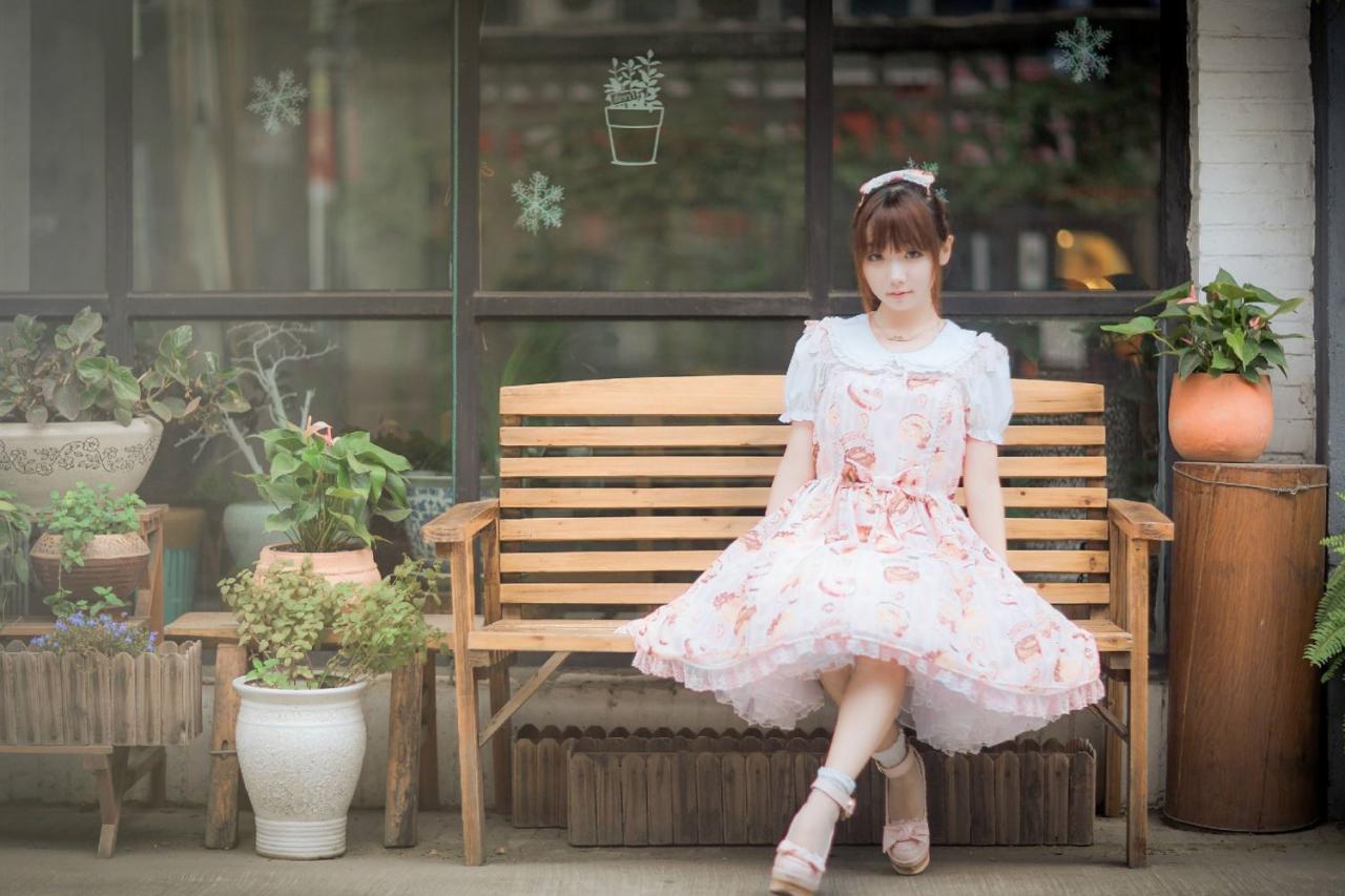 圆辛子坐在橱窗前的椅子上