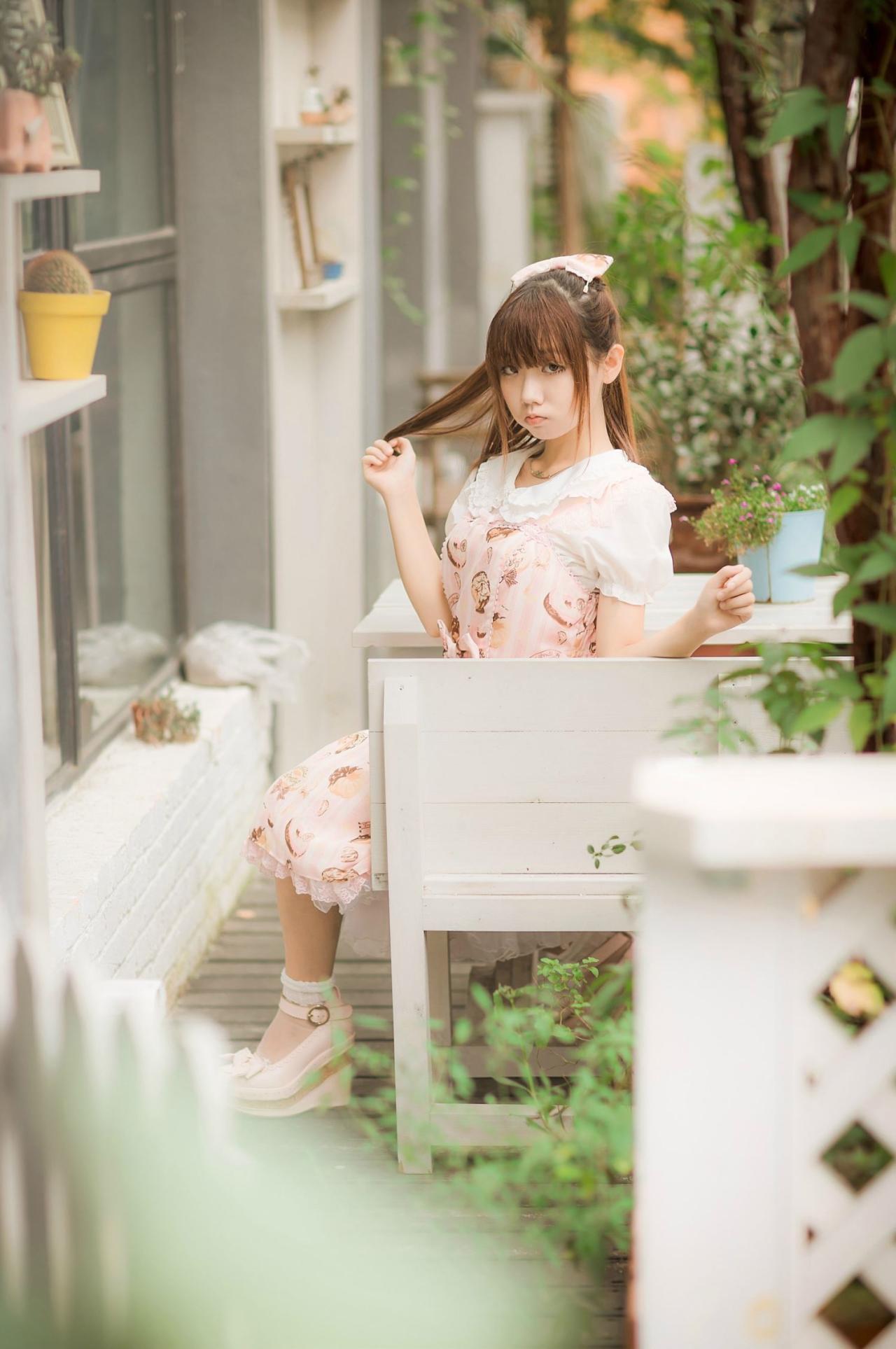 圆辛子捋着头发，嘟嘴卖萌