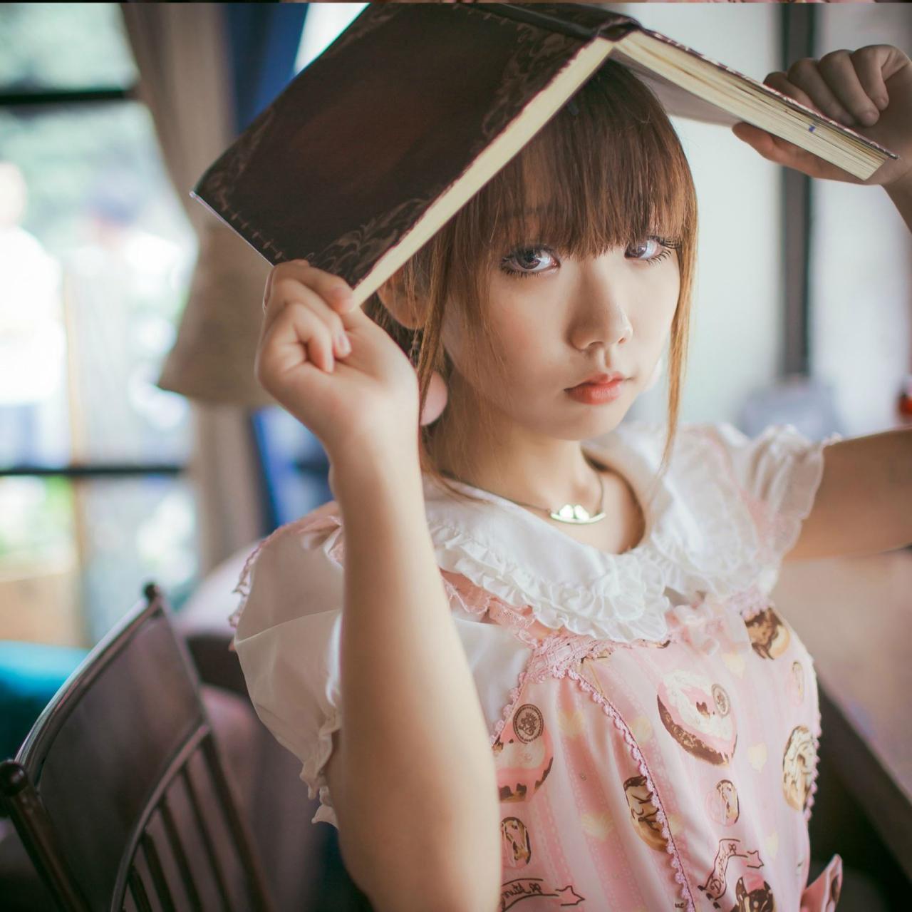 圆辛子抬起书本，倒扣在头上