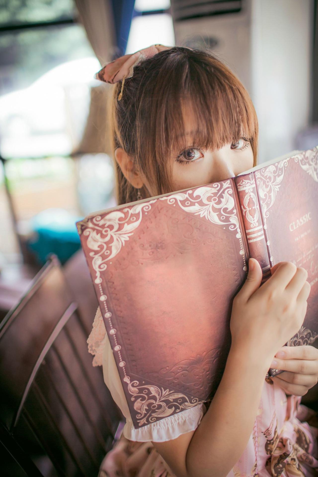 圆辛子抱起一本书遮住半边脸