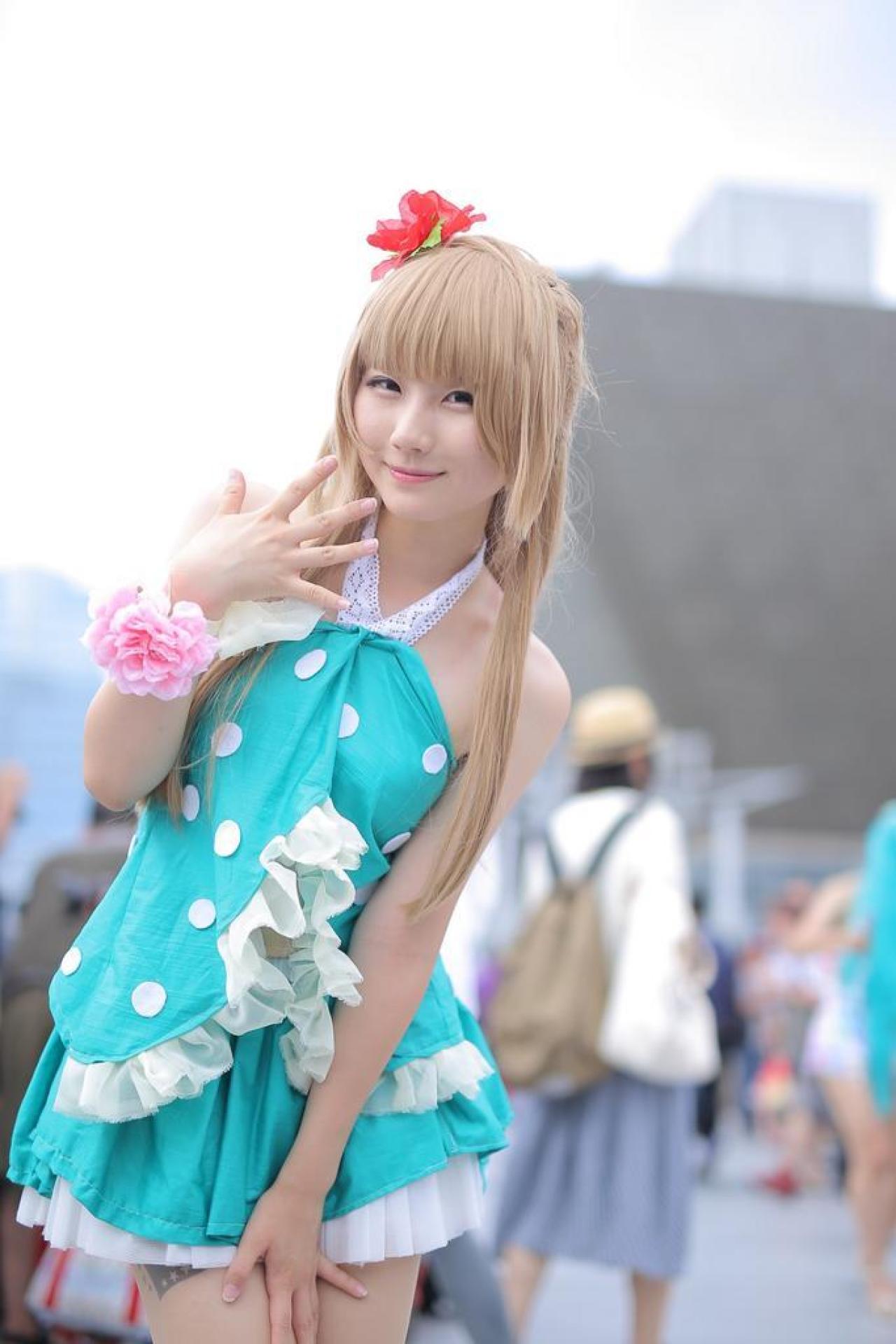 あすな扮演南小鸟伸展右手五指，放在脸庞，左手扶住大腿的姿势 snowfairy8拍摄