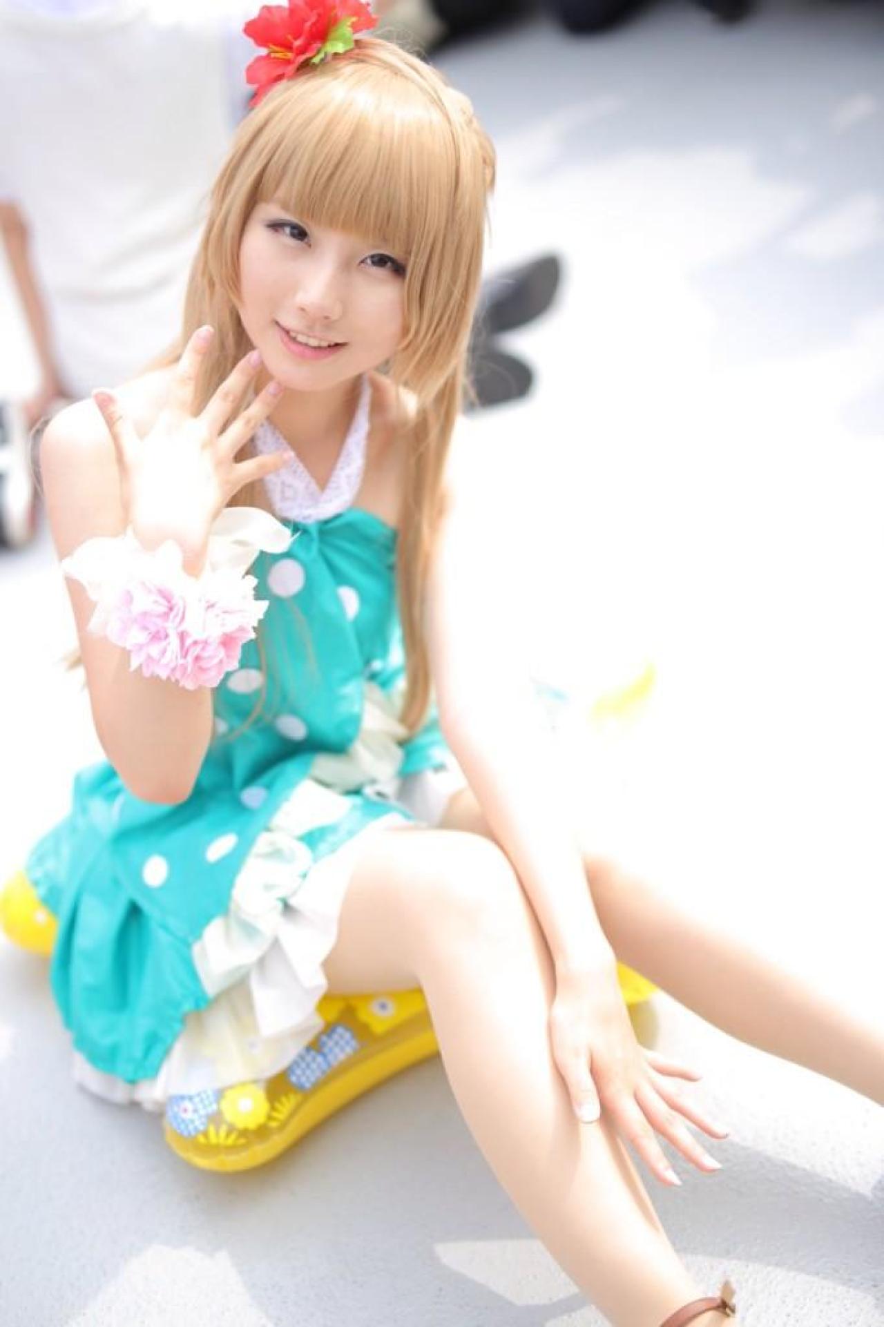 あすな扮演南小鸟坐在泳圈上，右手伸展五指对着镜头微笑的姿势 tikotamu拍摄