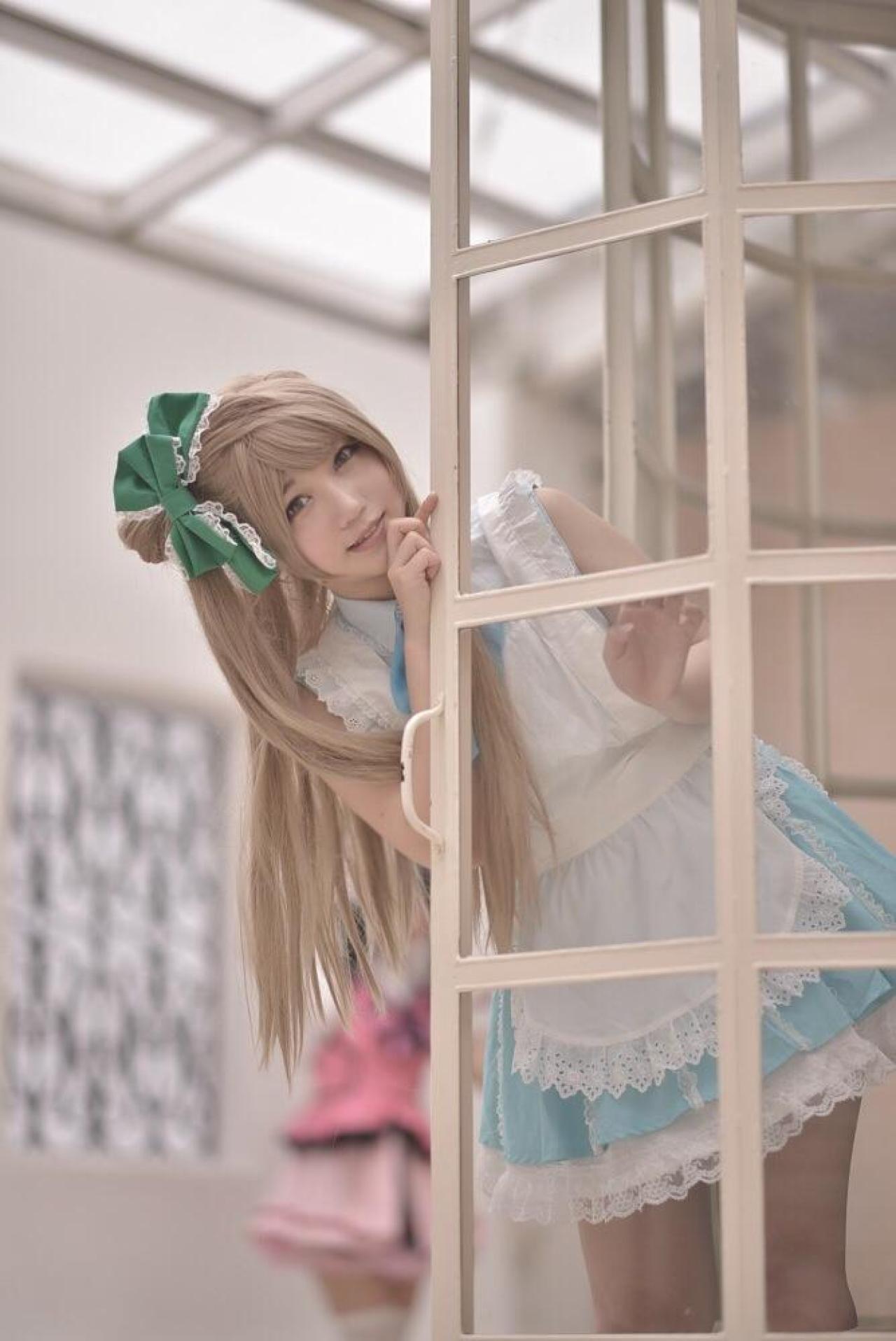 橘猫汰扮演南小鸟躲在门后