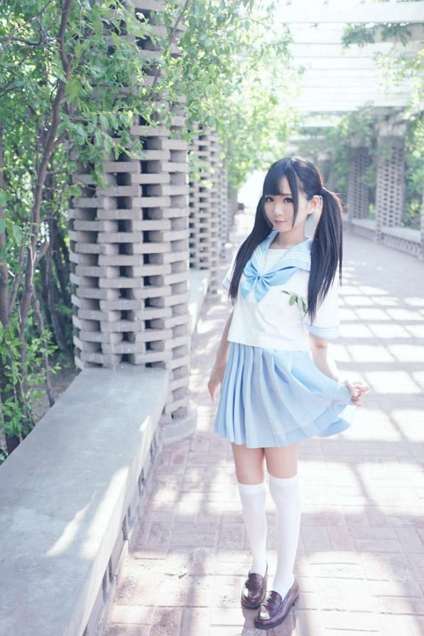 姗酱在青石板路上右手拎起裙角