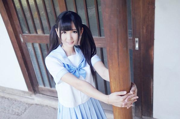 姗酱怀抱立柱的姿势