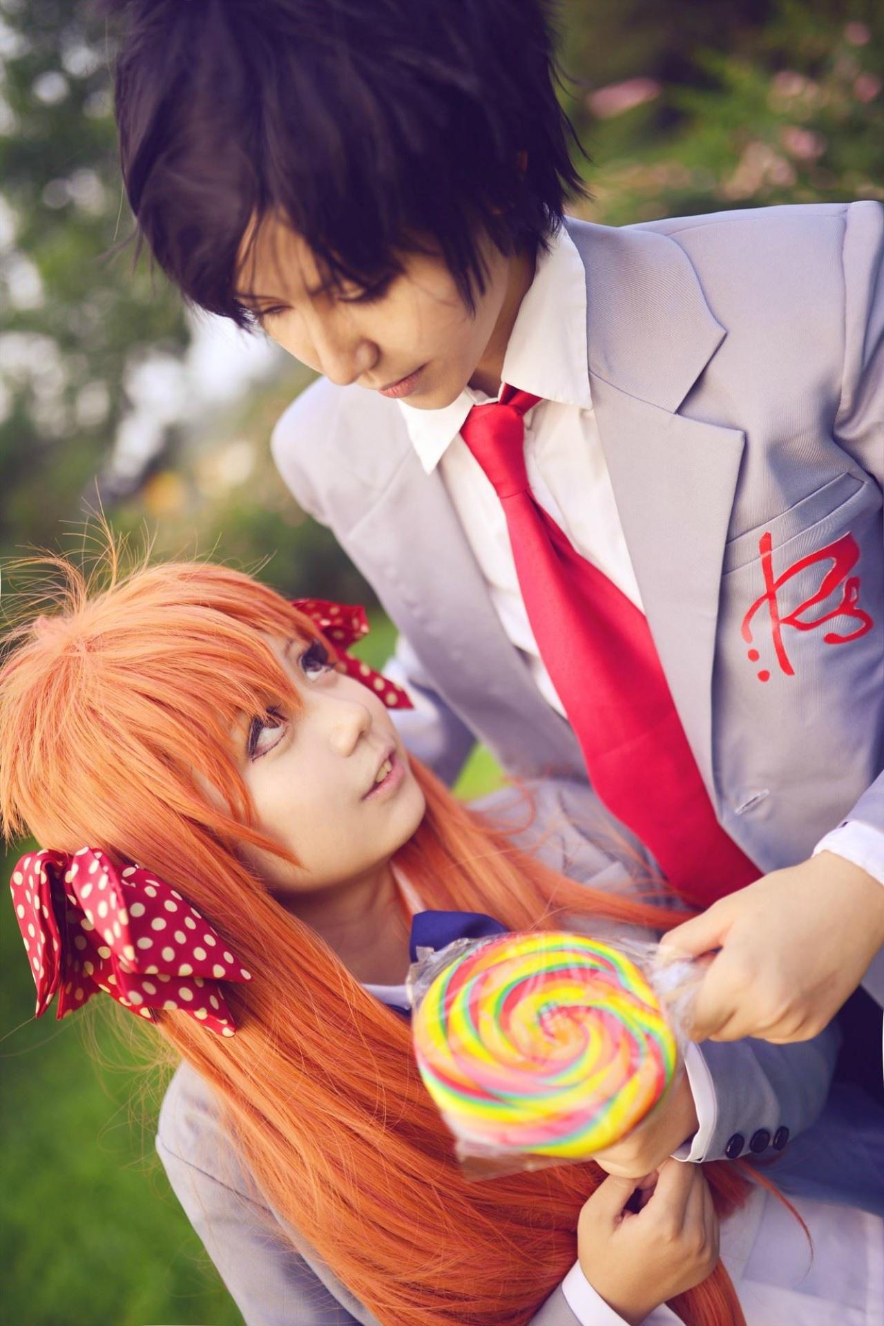 右手先生扮演的野崎梅太郎搭肩拿着棒棒糖的慕斯扮演的佐仓千代