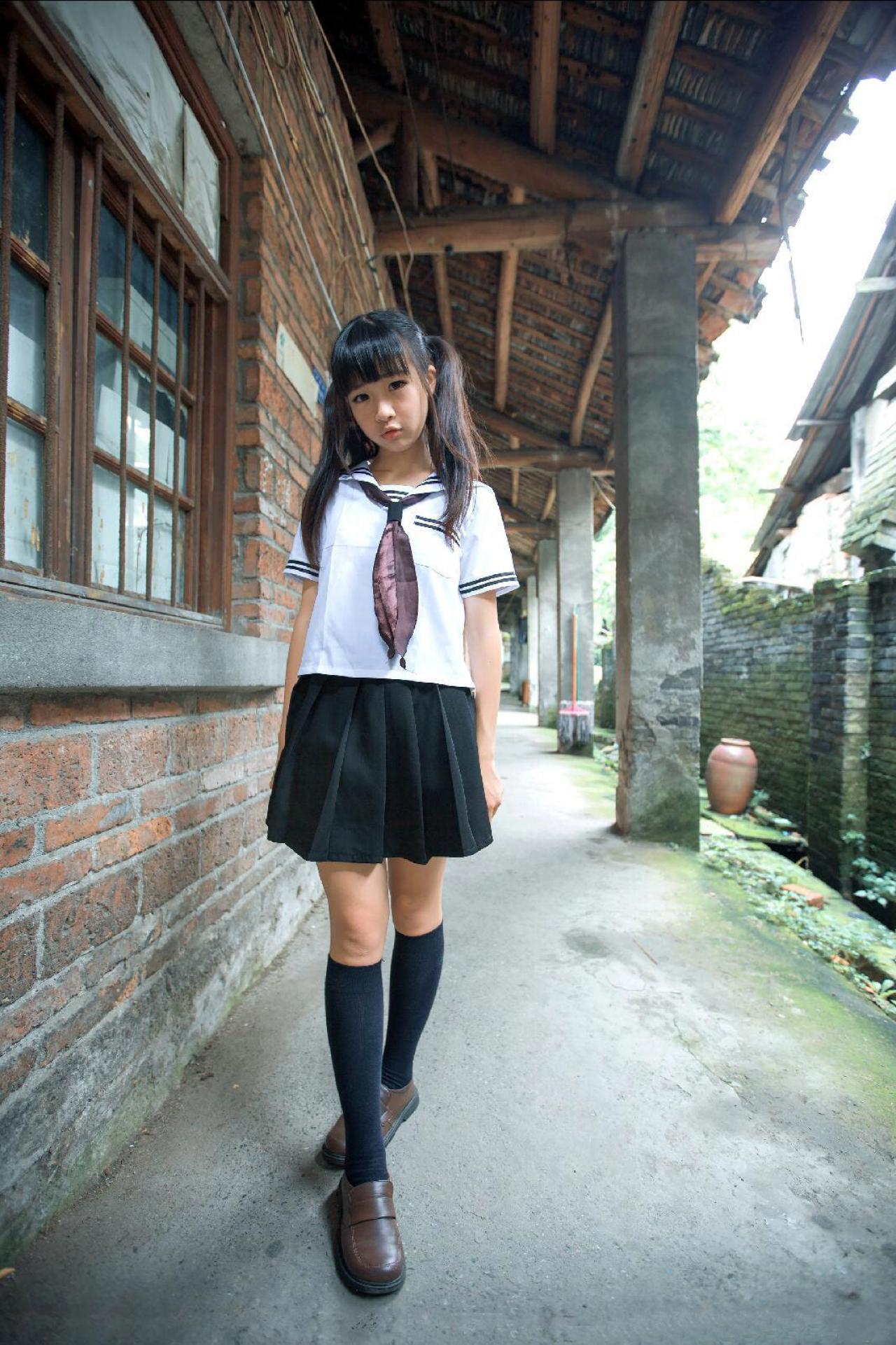 机智草纸在古色屋檐下漫步