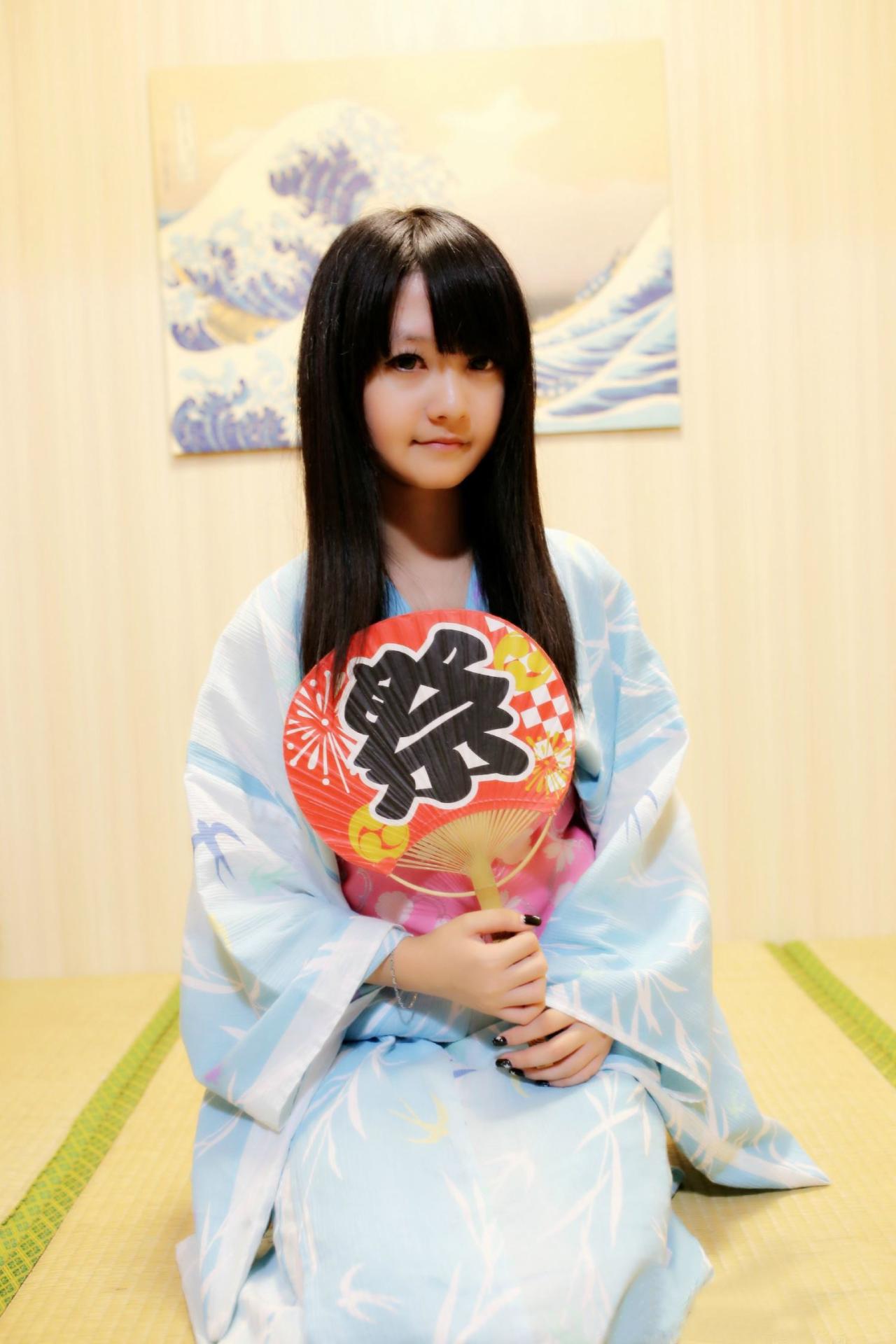 小蓝残无拿着扇子跪坐在席子上