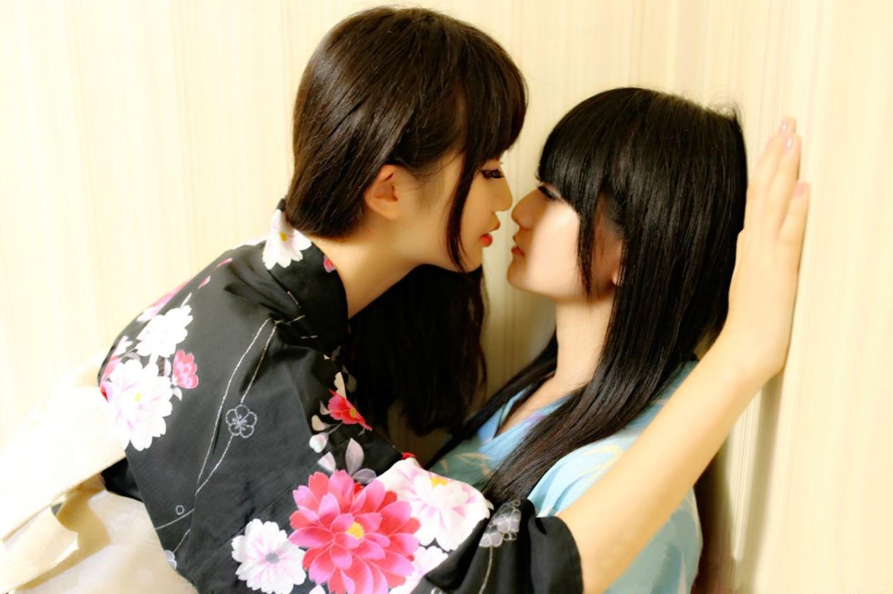 小黑Niku把小蓝残无挤到墙边，伸出双手扶住墙壁，两人都闭上眼睛，小黑Niku要亲吻小蓝残无的情景摆拍