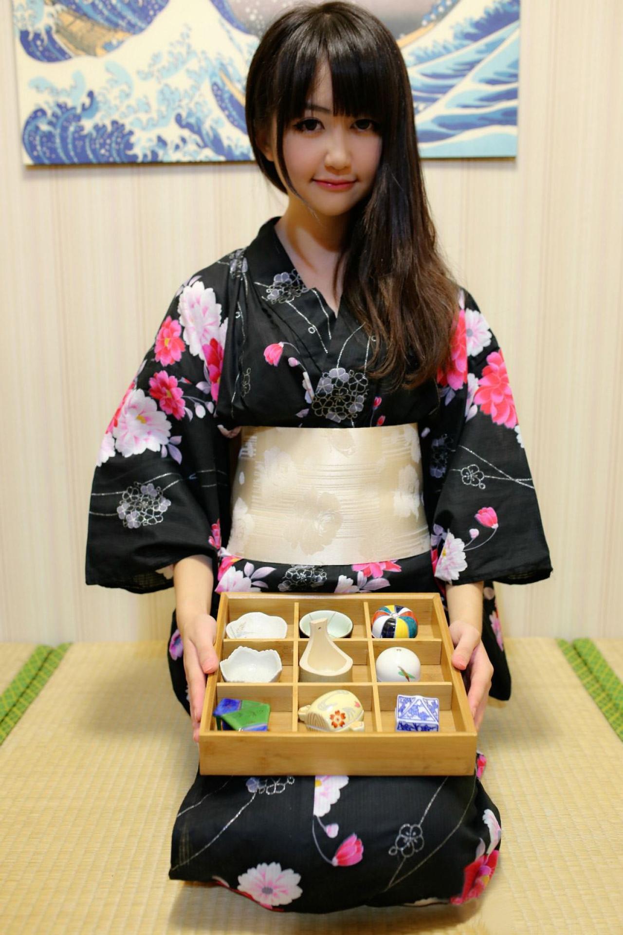 小黑Niku将盒子打开放在膝盖上端端跪坐的姿势