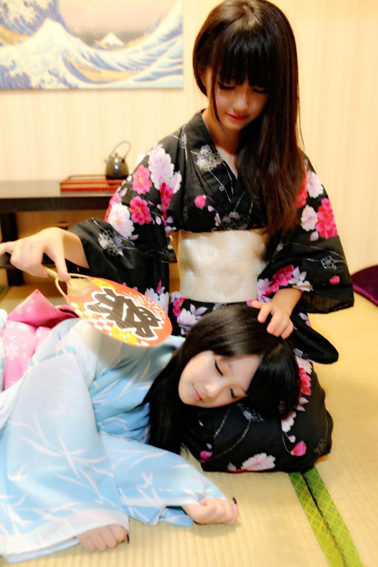 小蓝残无头枕在小黑Niku的膝盖上，小黑Niku给小蓝残无扇着扇子