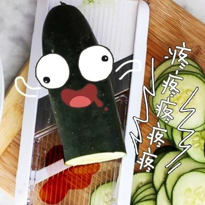 被切开的黄瓜说：疼疼疼疼疼