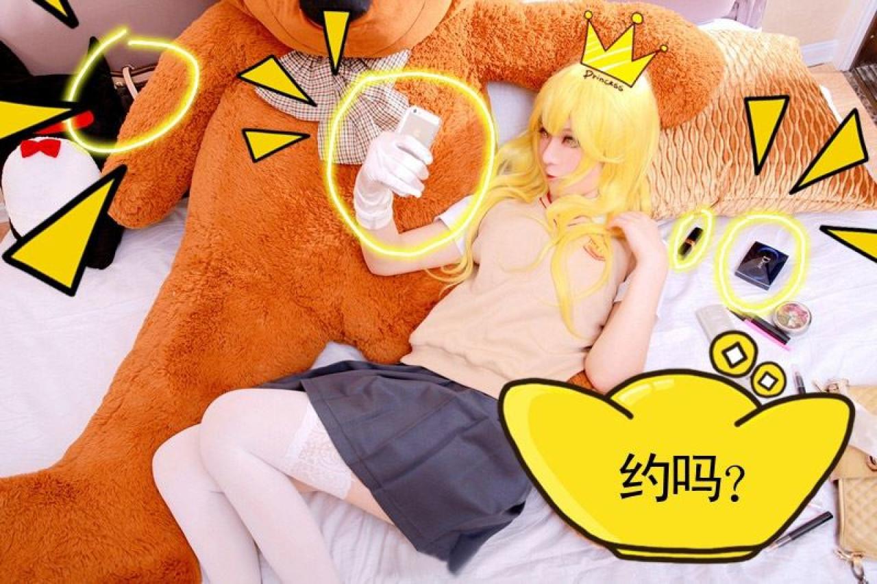 一央小泽扮演食蜂操祈拿着手机自拍，右下角字幕：约吗？