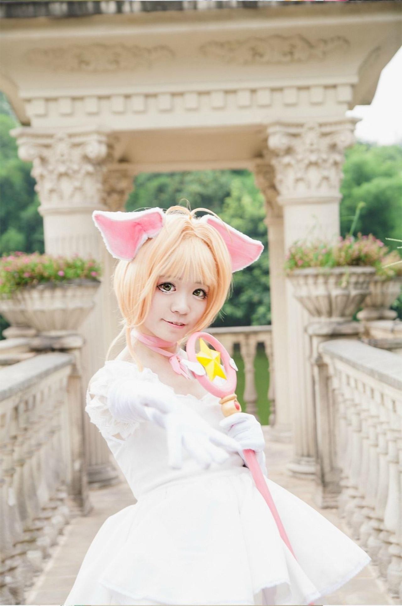 阿八扮演木之本樱左手拿着魔法杖，右手伸向镜头