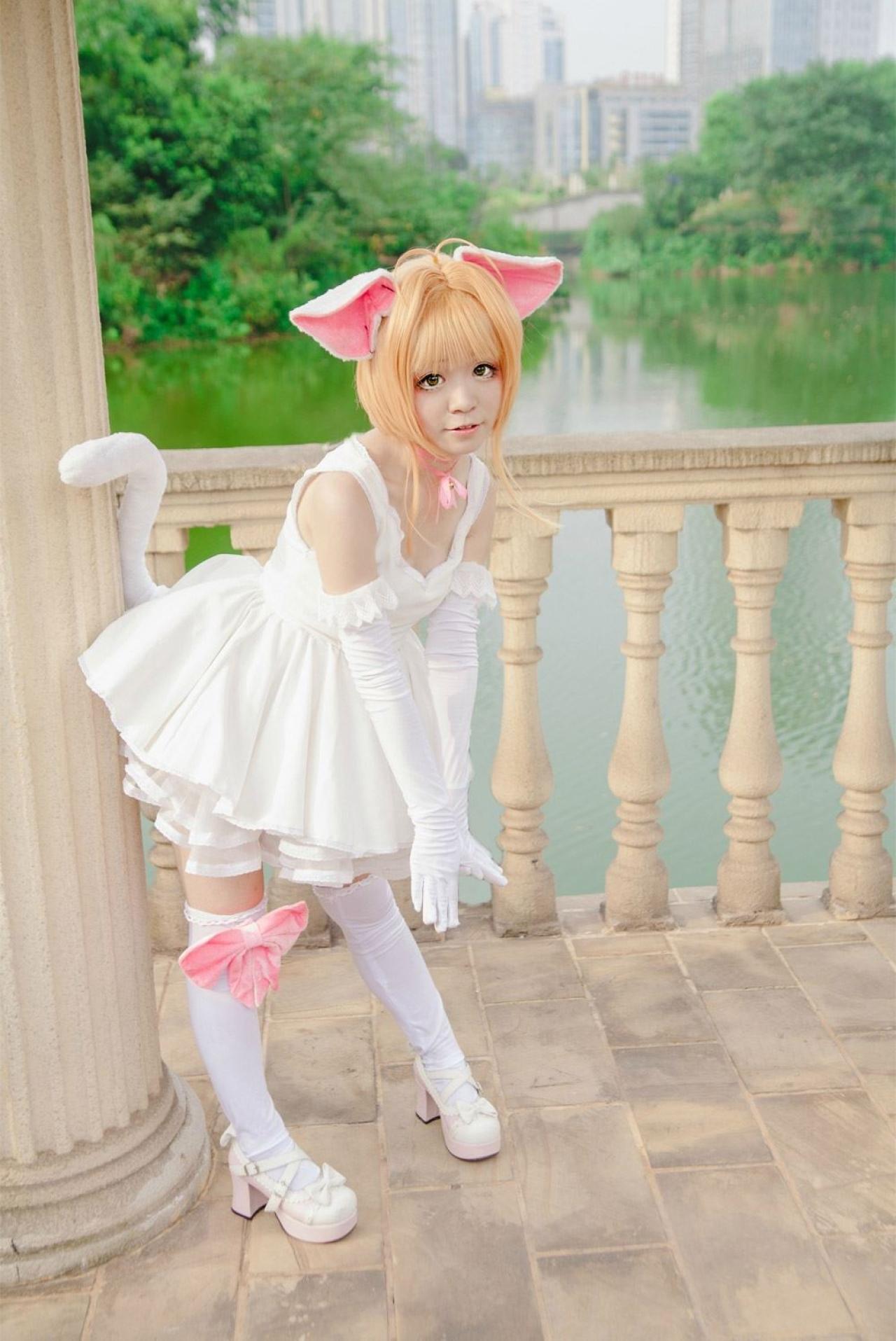 阿八扮演木之本樱半弯腰露出猫尾巴的样子