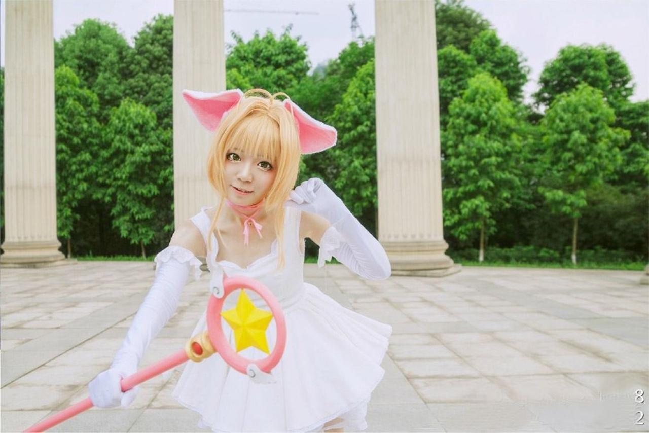 阿八扮演木之本樱拿着魔法杖在高大的立柱前