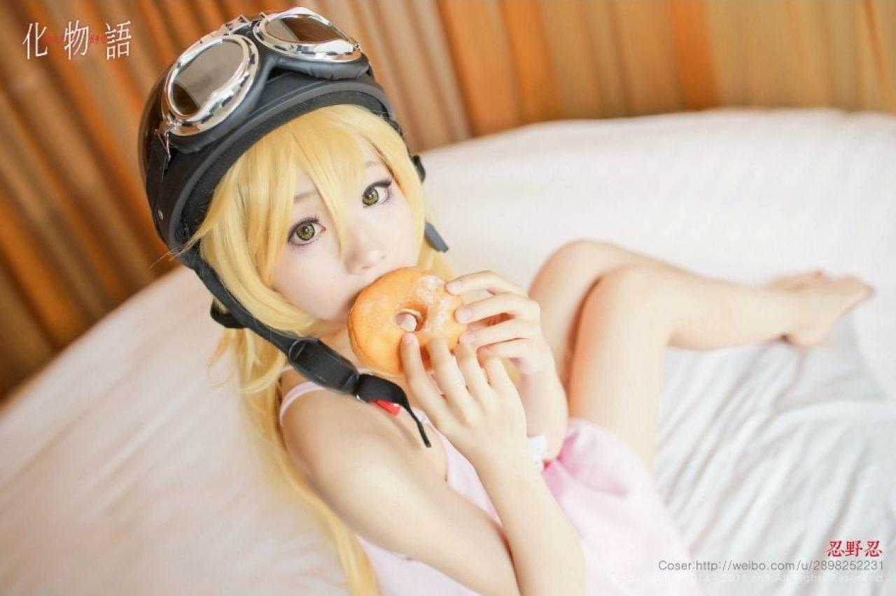 二天子扮演化物语忍野忍坐在床上吃包的样子