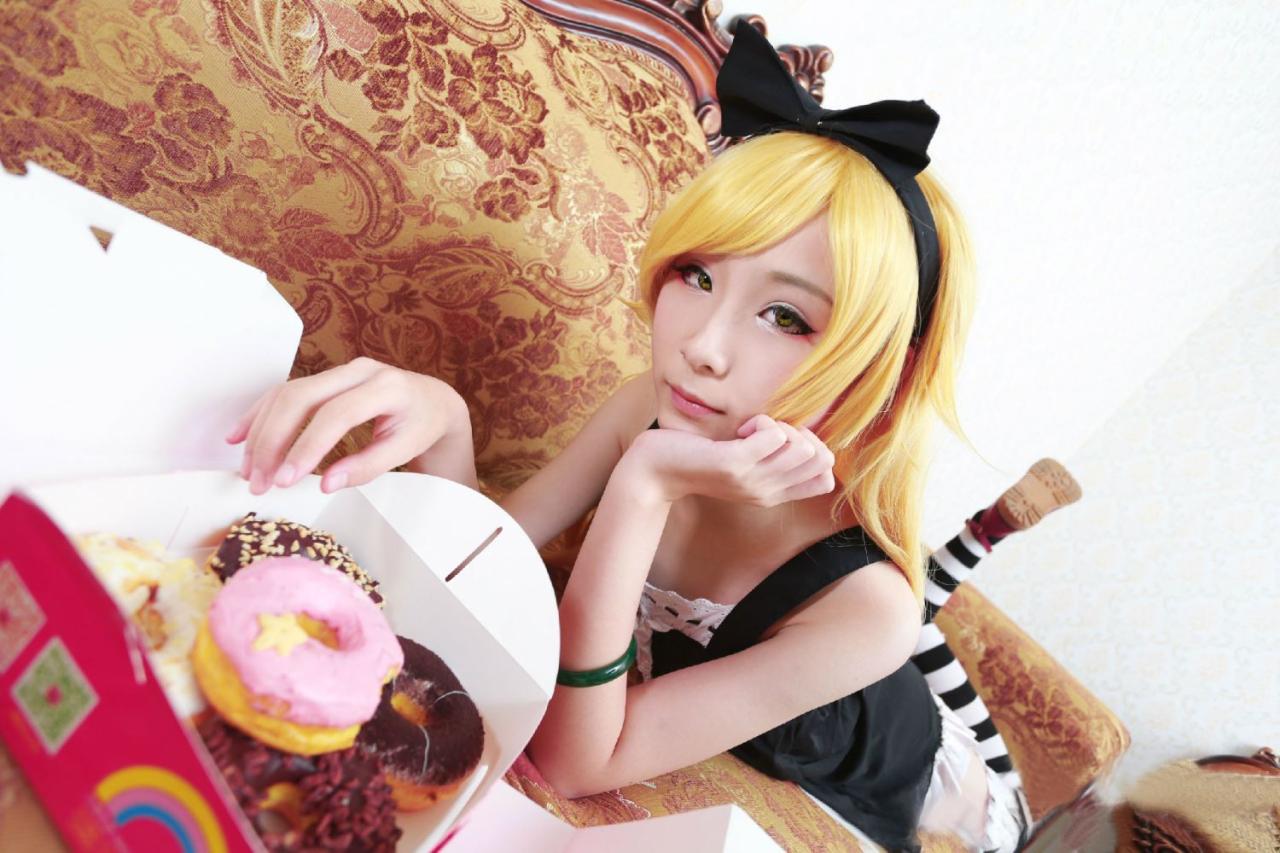 下北原喵扮演忍野忍伸手去拿甜甜圈