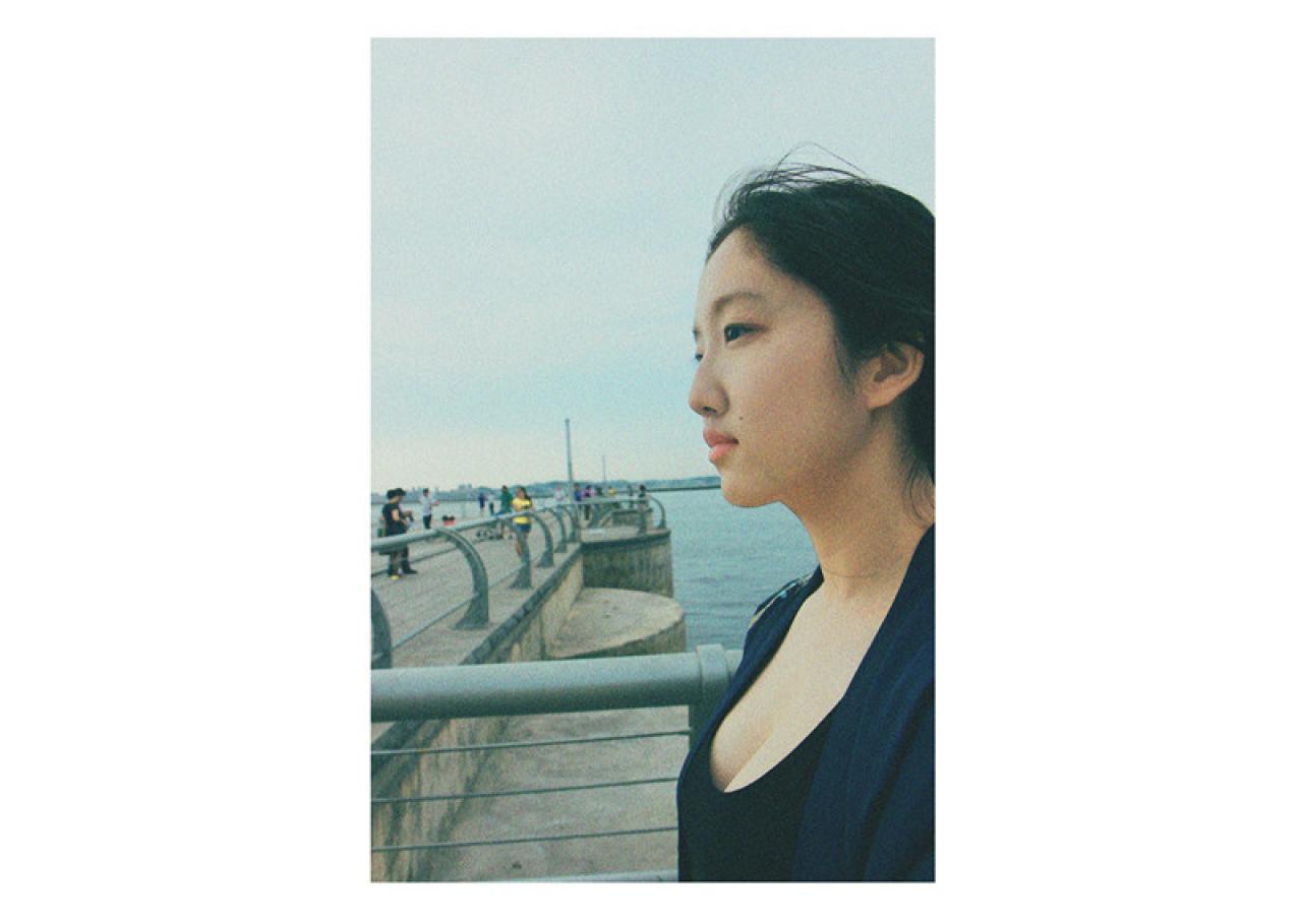 惜燃在港口一角上半身照