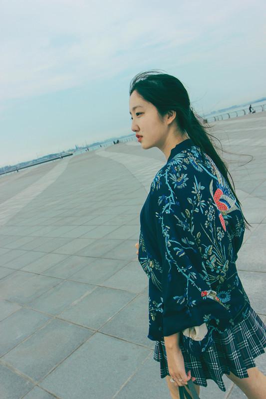 惜燃漫步在港口的广场上