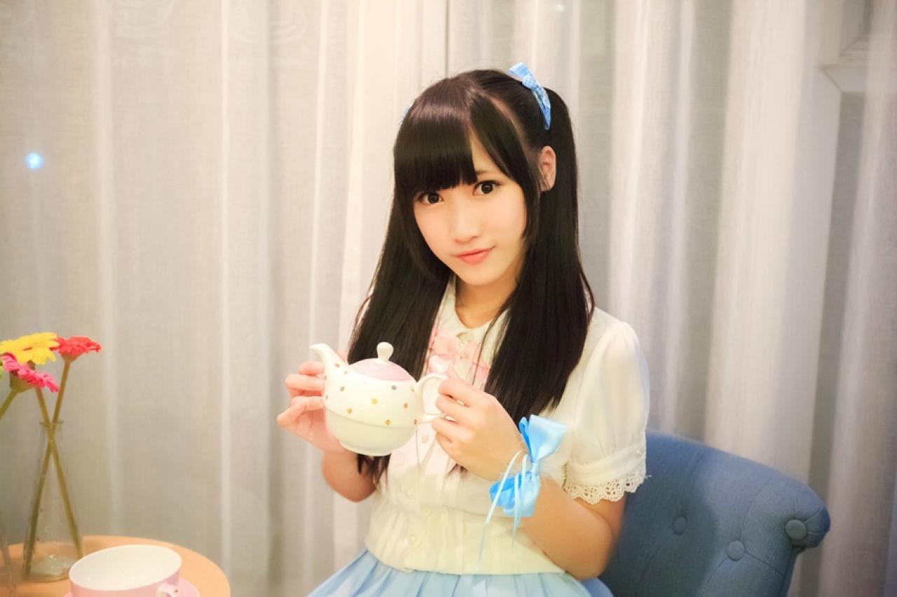 岚咧端着茶杯坐在椅子上