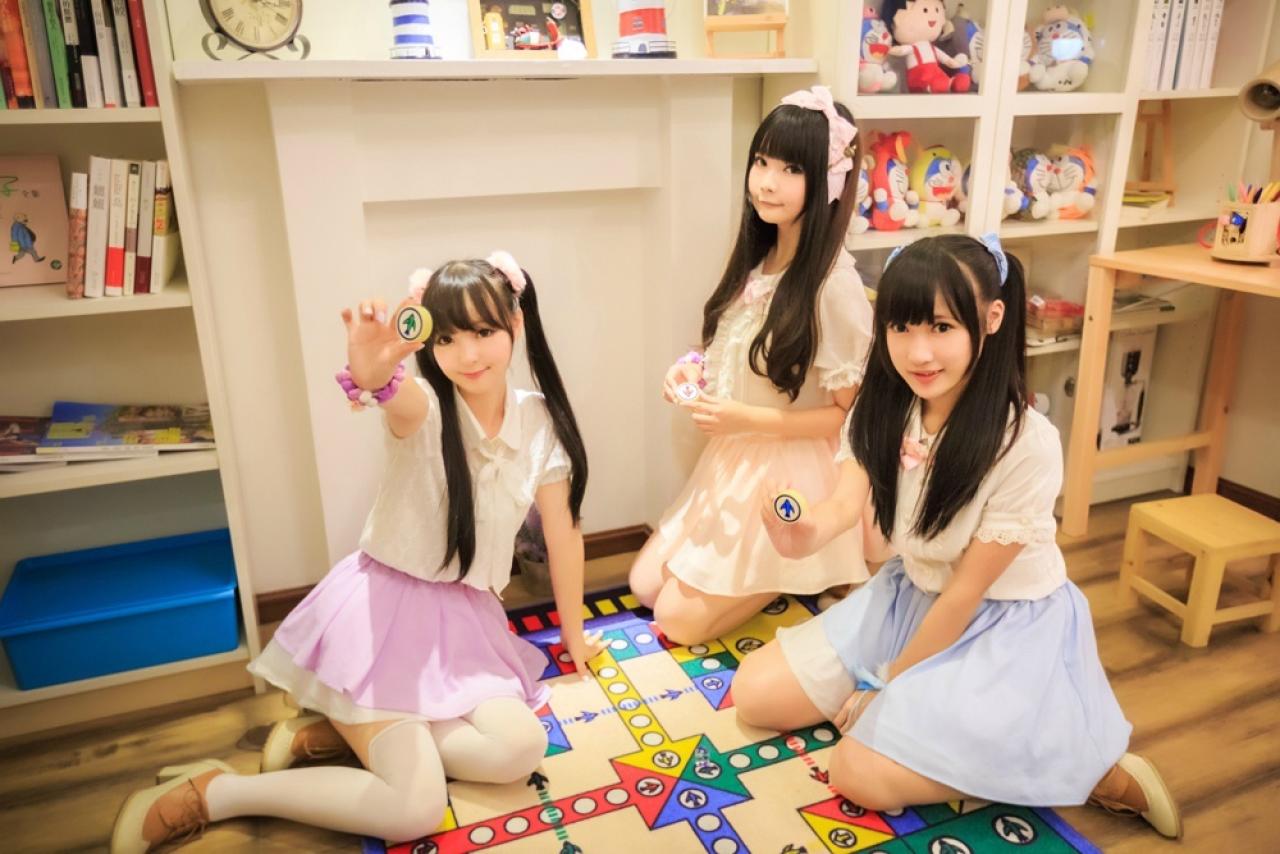 十四娘、岚咧和露露一起玩飞琪的情景