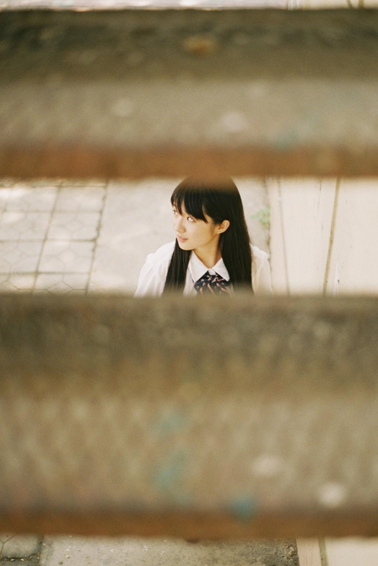 在缝隙中俯拍的小陆离左右张望的样子