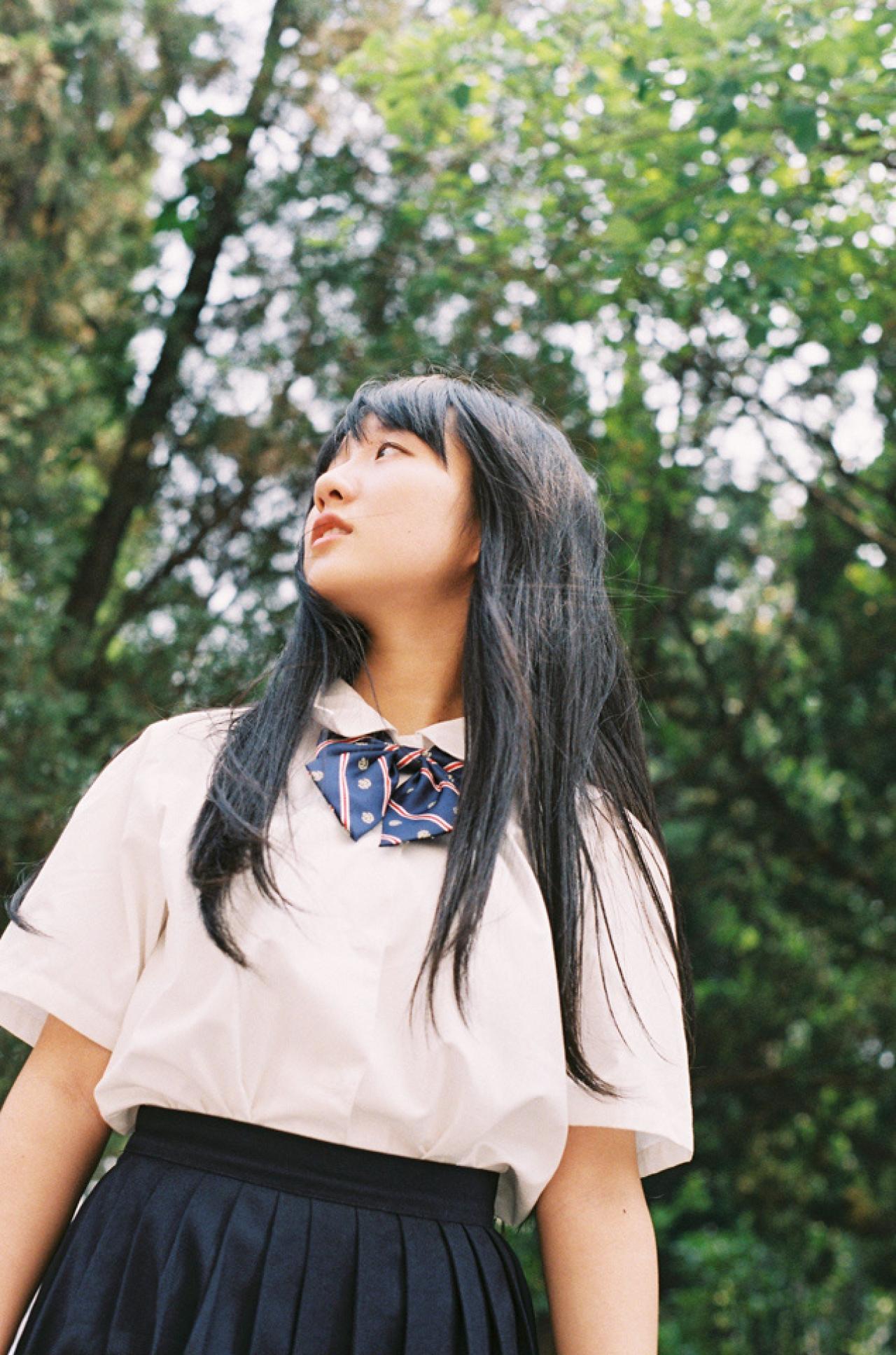 小陆离向右侧看去的神情