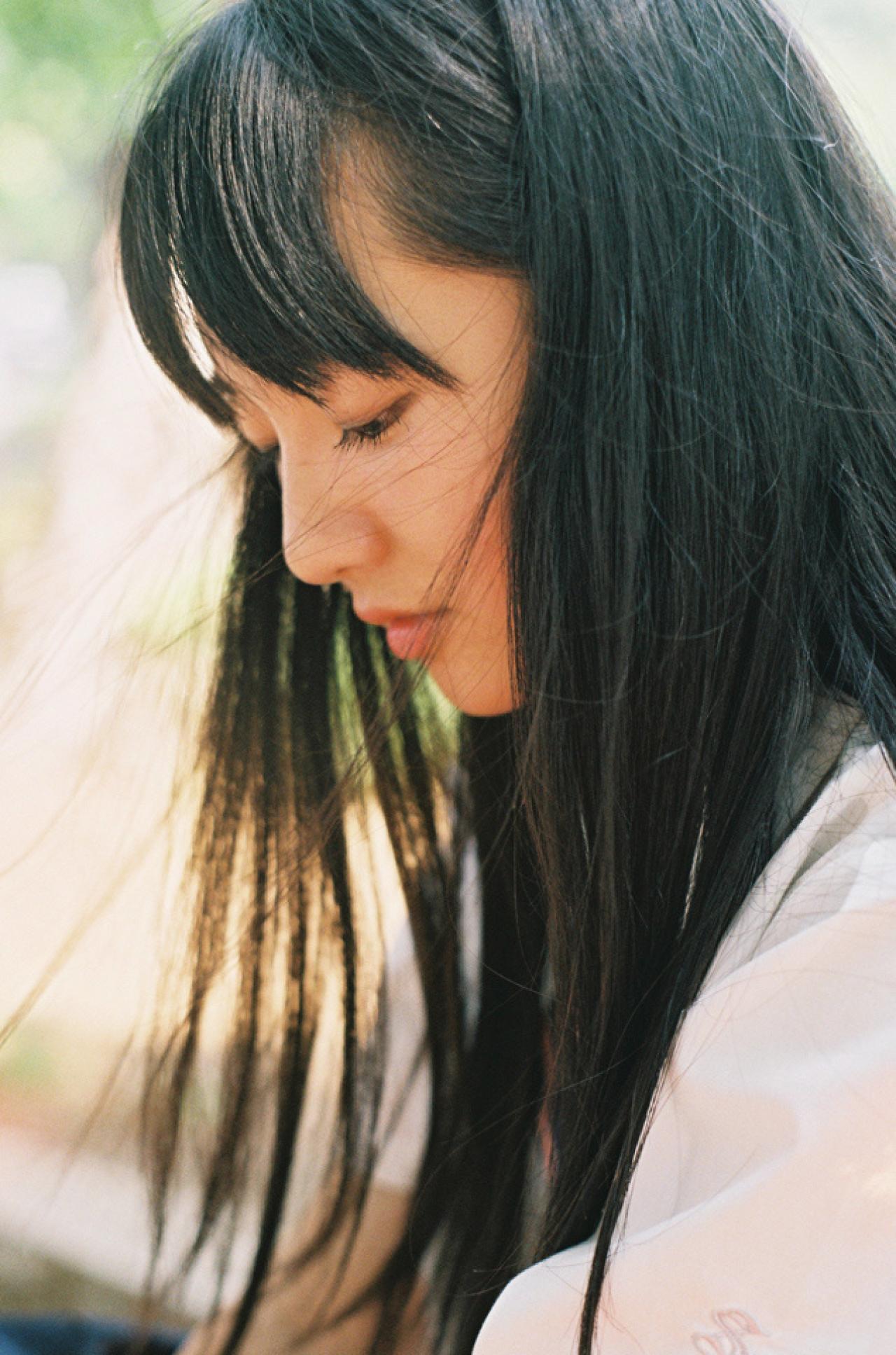 小陆离低垂着双眼侧面脸部特写