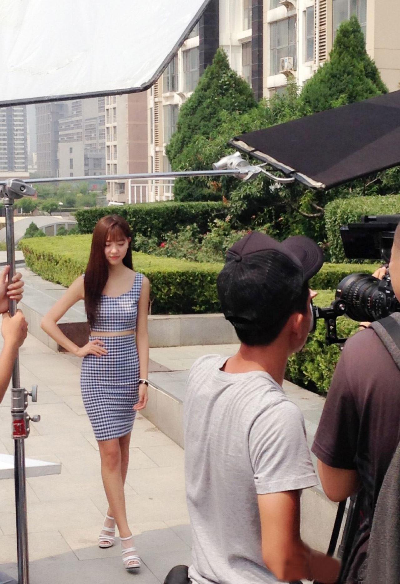 李梦颖在摄像机前