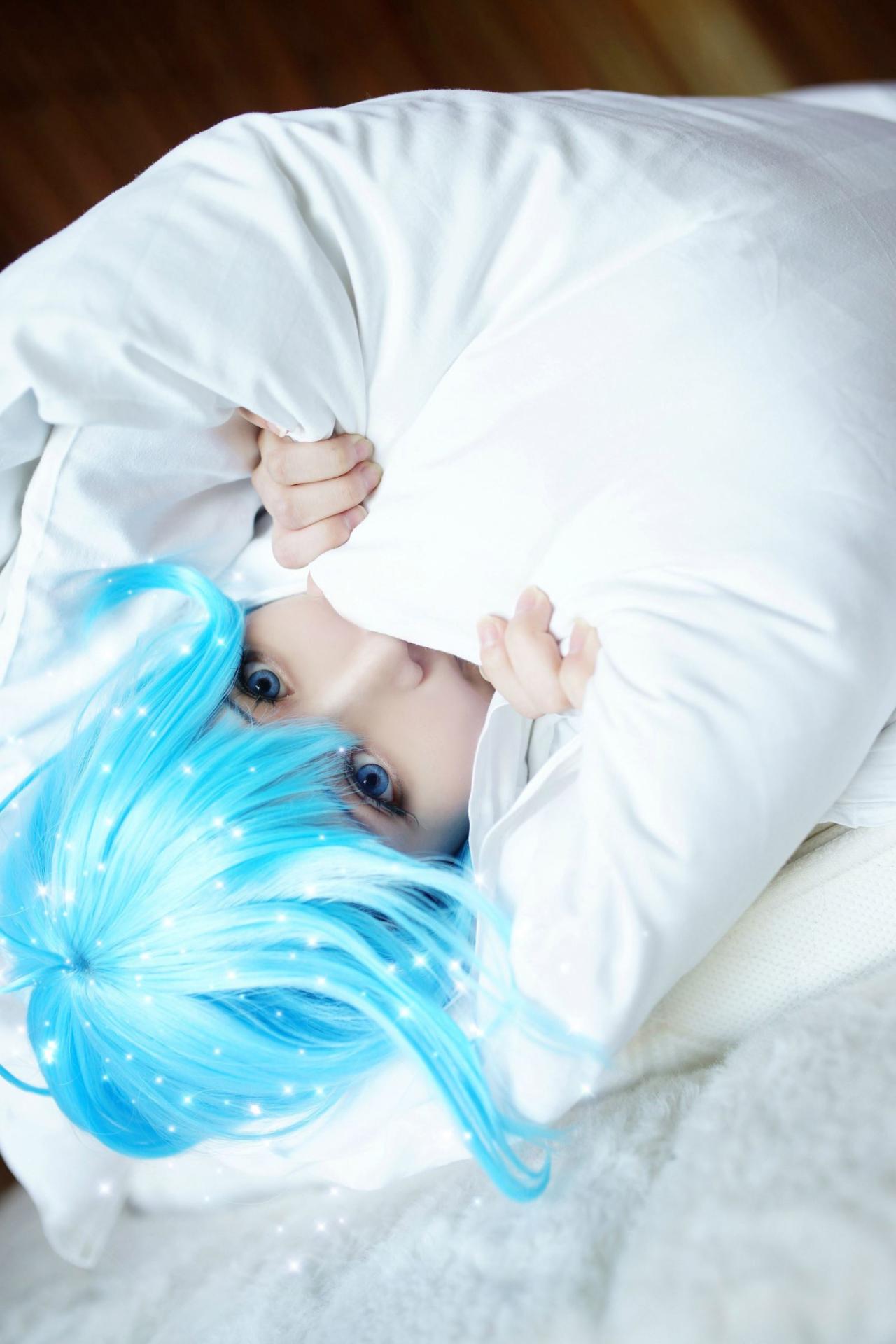 良二扮演藤和艾莉欧用白色的被子把自己裹住，只露出眼睛