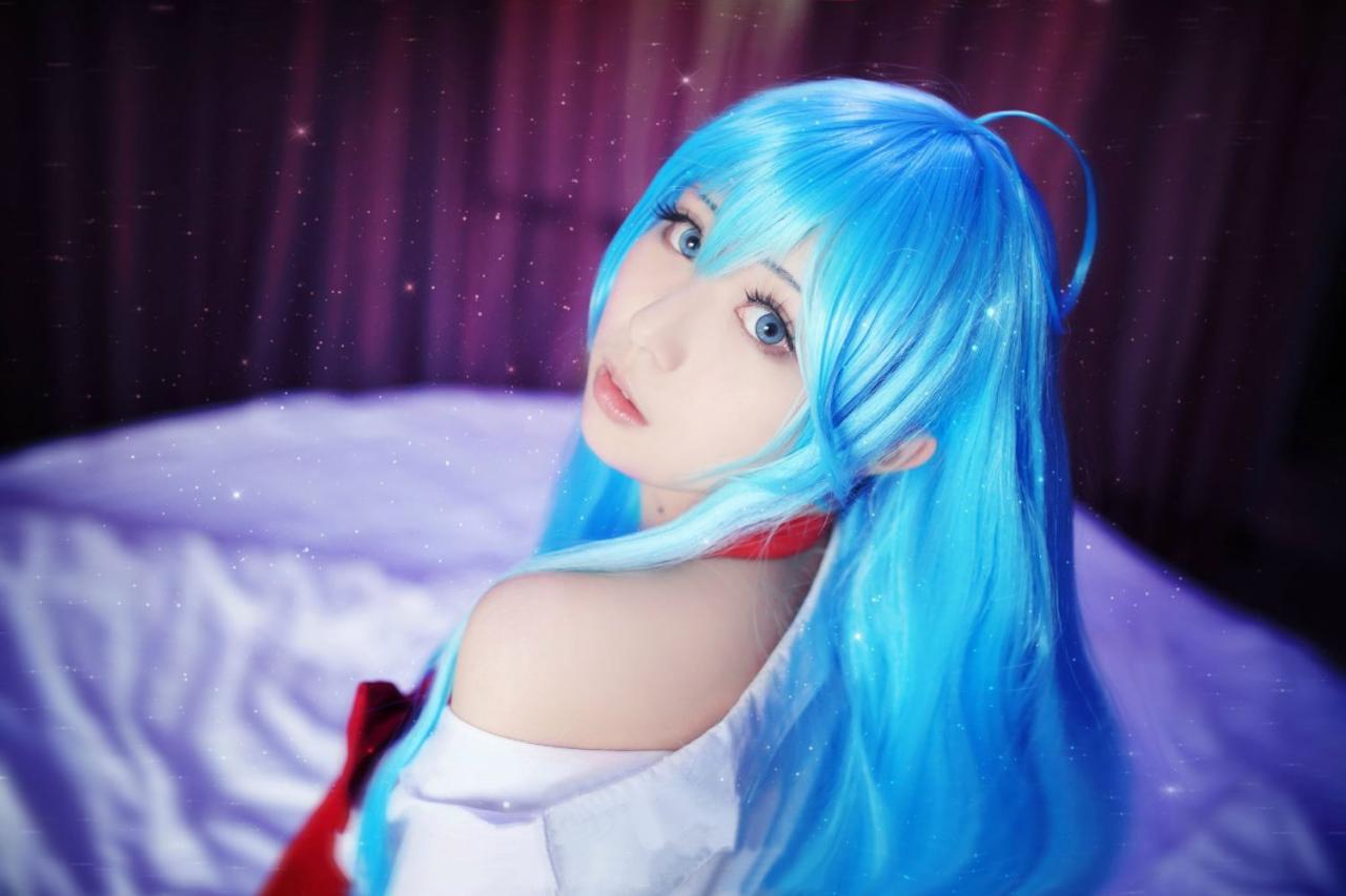 良二扮演藤和艾莉欧回眸的样子，空气中充满了电波离子