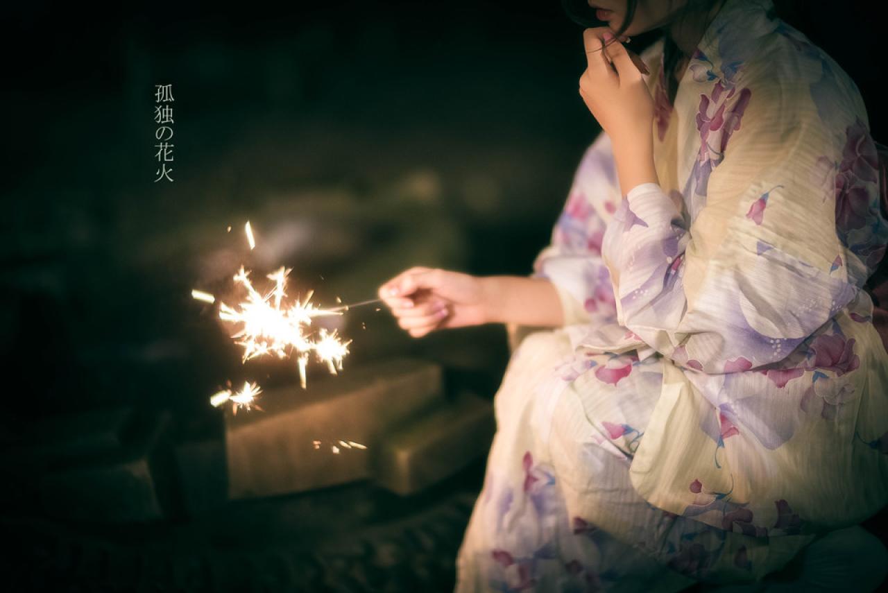 孤独的花火主题摆拍封面