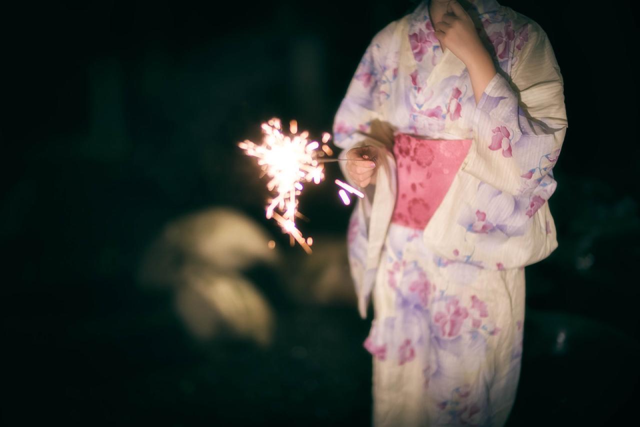 雪雪拿着仙女棒，手指抵住下巴，颈部以下照