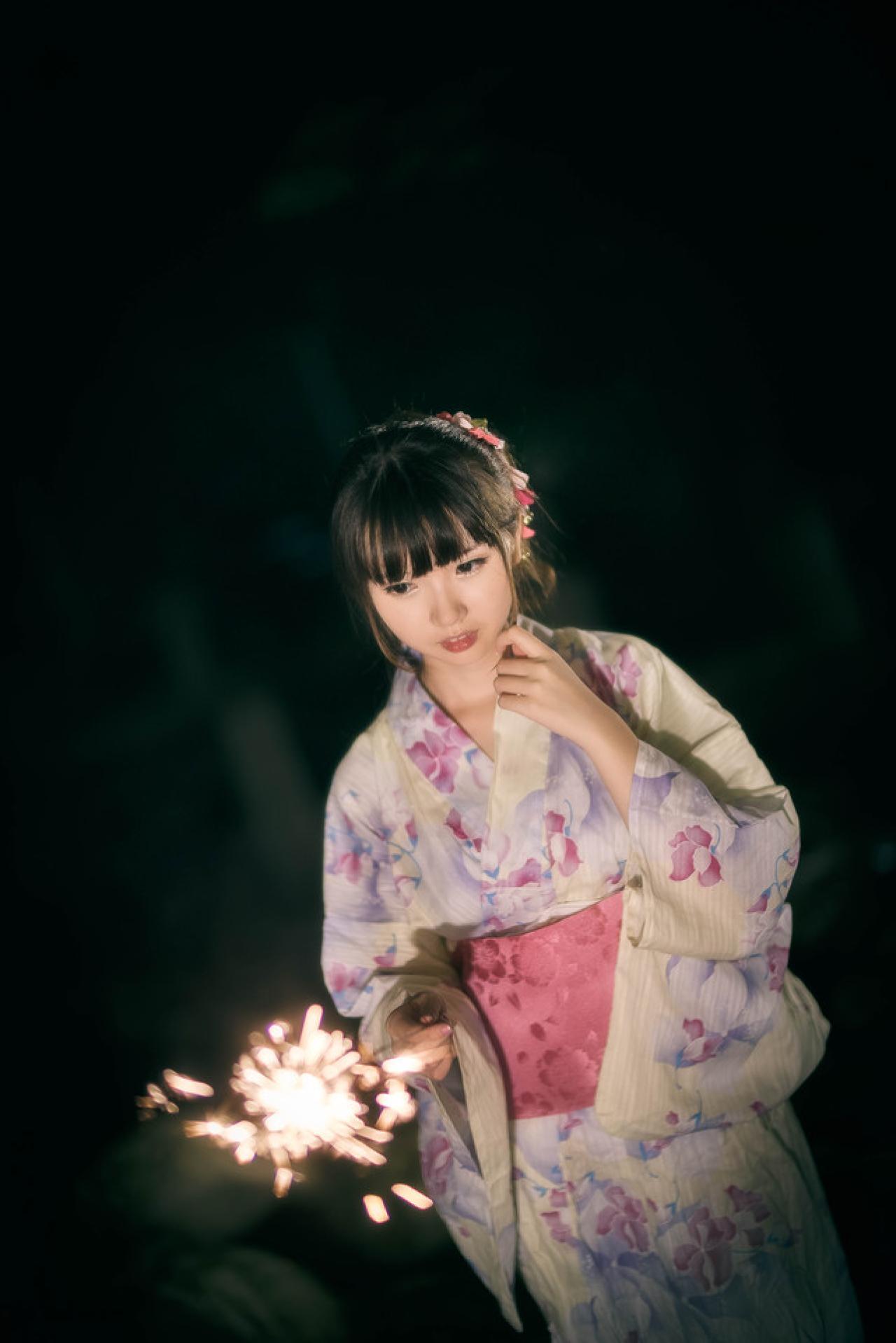 雪雪右手拿着仙女棒，左手轻捋头发