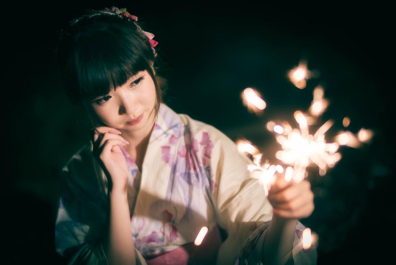 雪雪嘟着嘴，左手拿着仙女棒，右手扶着脸颊