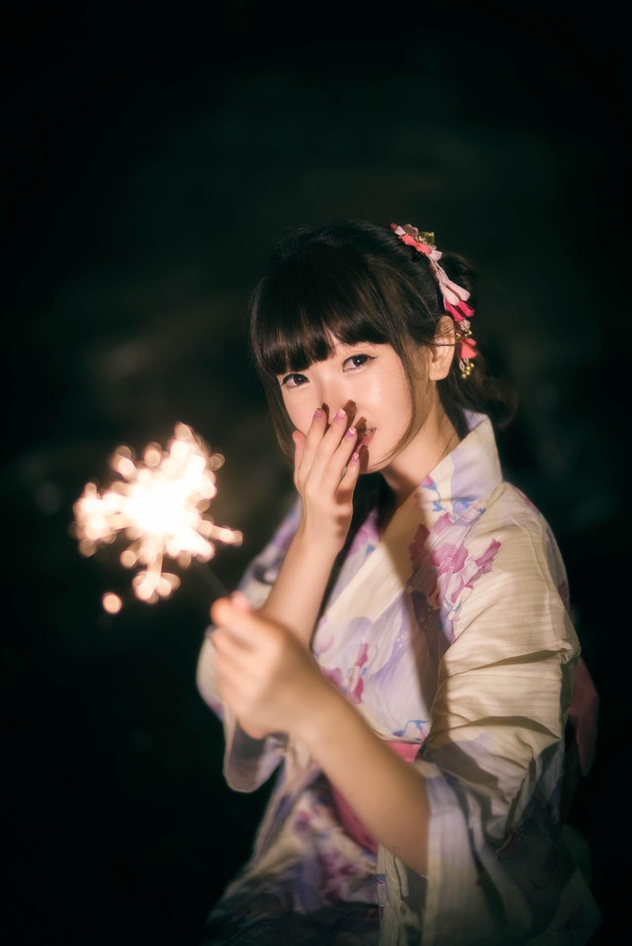 雪雪拿着仙女棒捂嘴微笑的模样