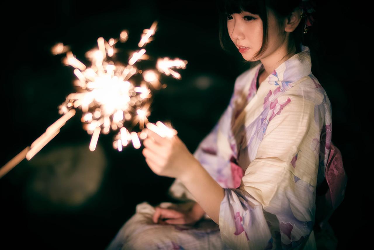 雪雪看着仙女棒的花火在空中四溅