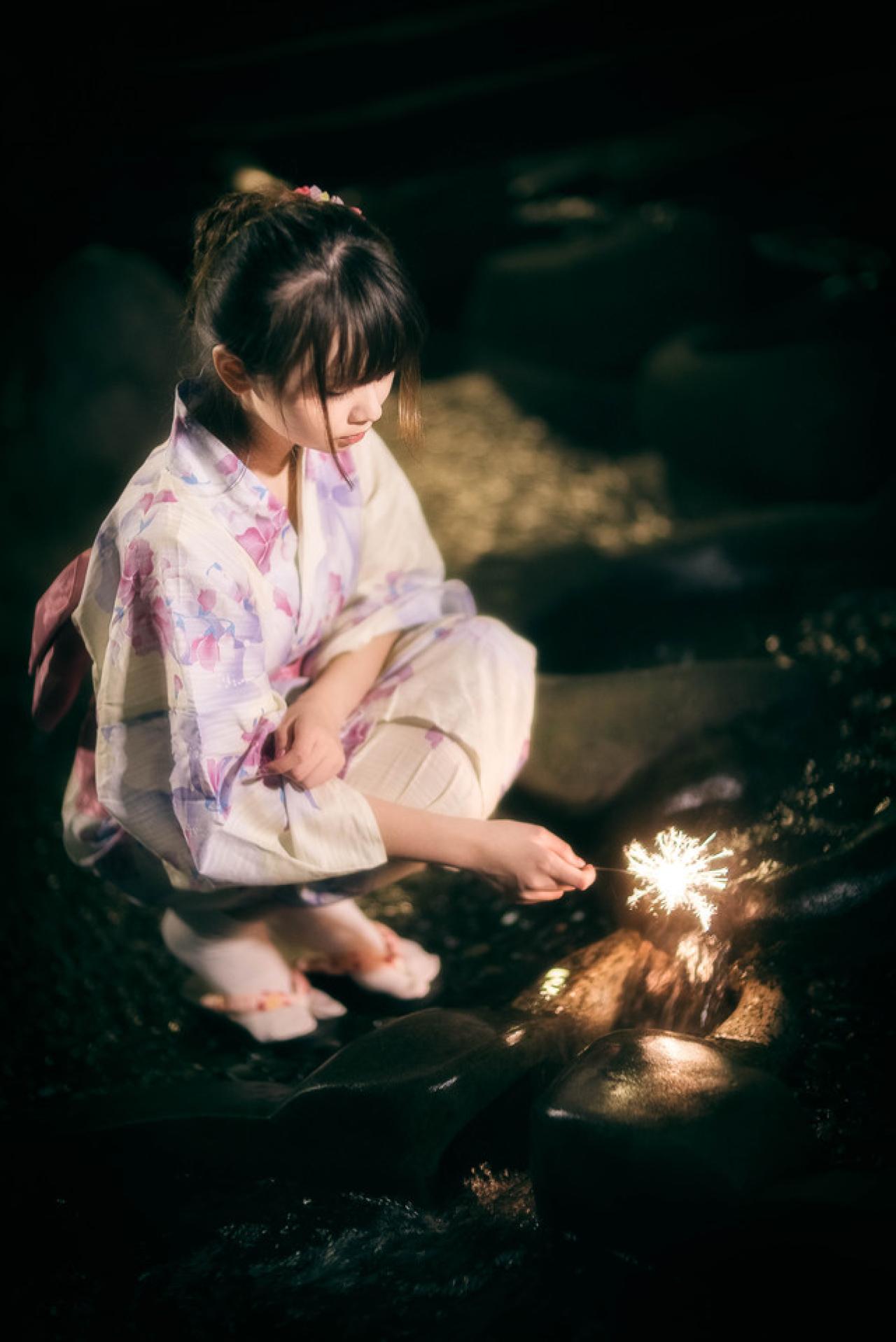 雪雪用燃烧的仙女棒照亮一处流水