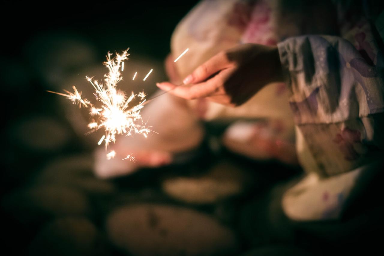 雪雪右手拿着仙女棒，点亮的花火特写