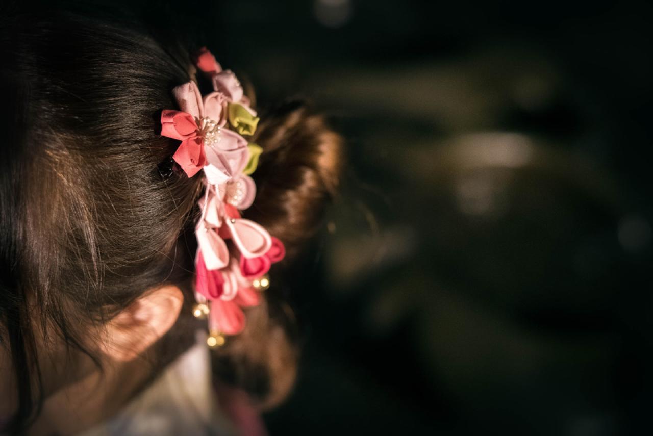 雪雪的粉色花瓣发饰特写